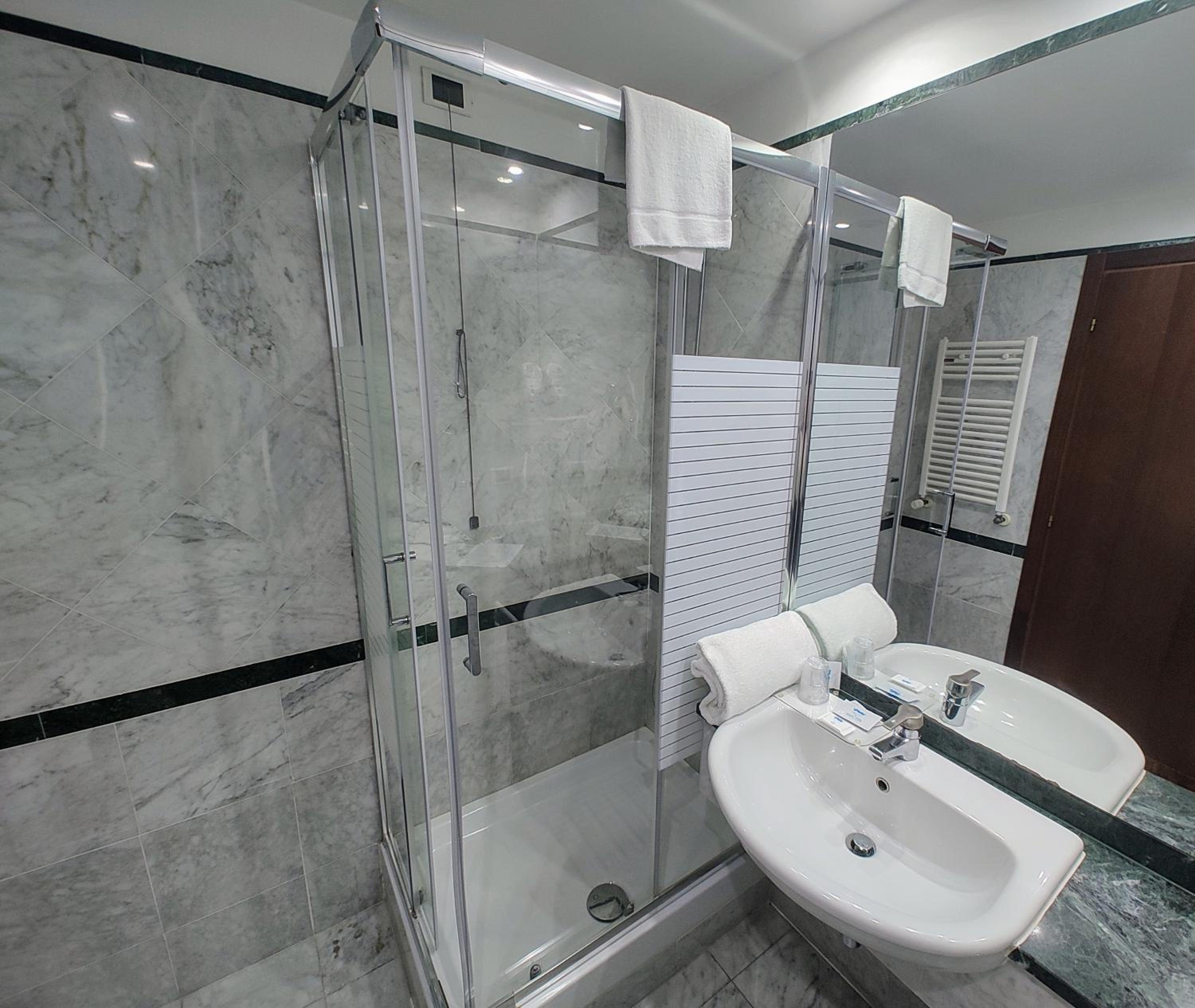 Standard Double Room - Photo 9