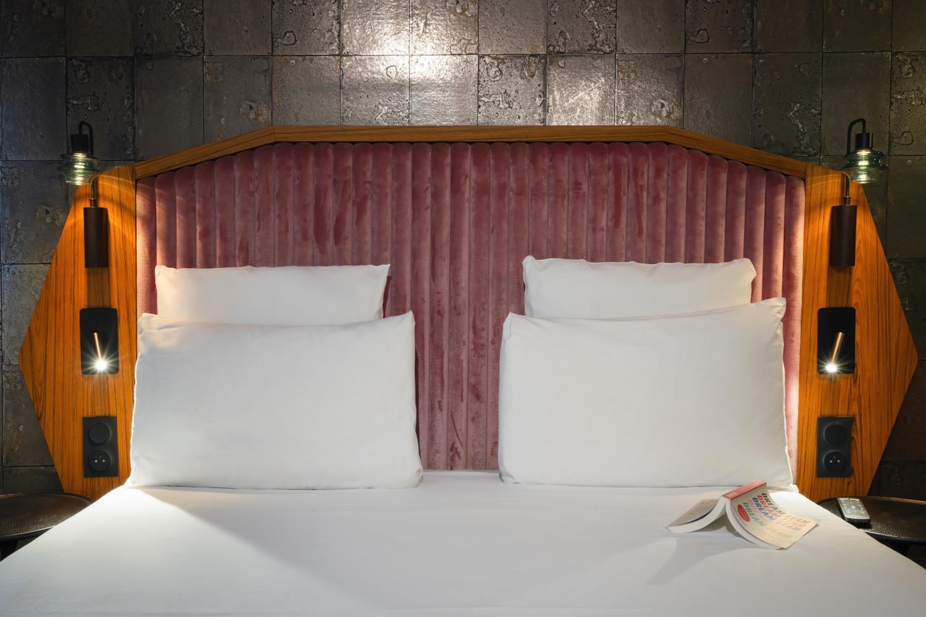 Deluxe Queen Room - Photo 6