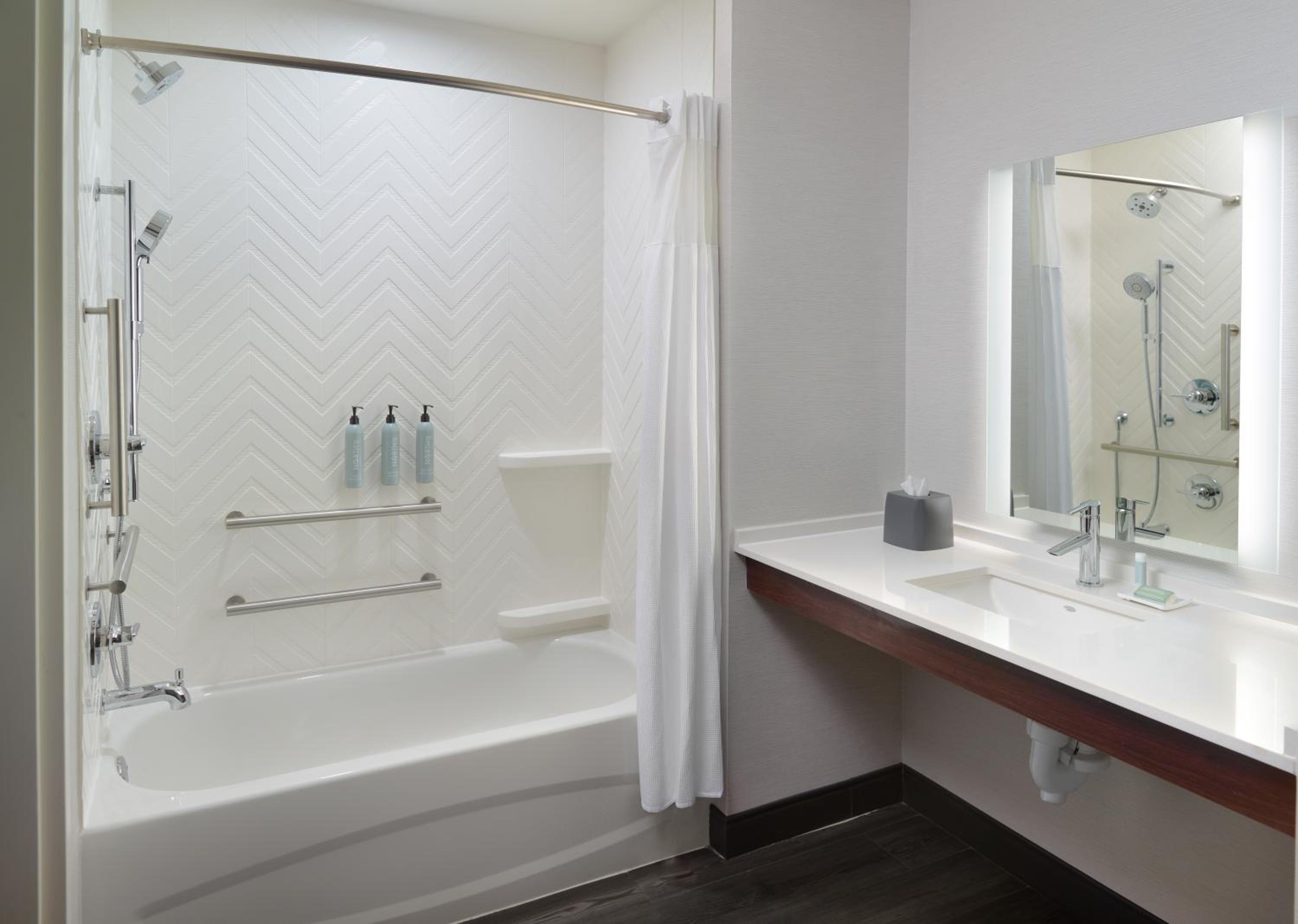 Standard Queen Room with Two Queen Beds and Adapted Tub - Mobility Accessible - Photo 5