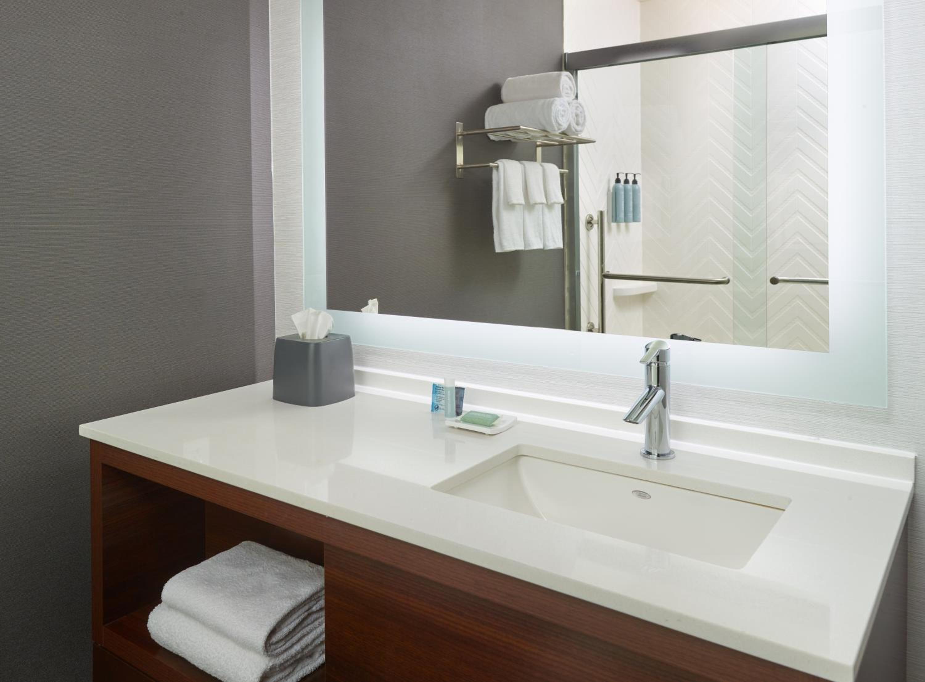 Standard Queen Room with Two Queen Beds - Hearing Accessible - Photo 2