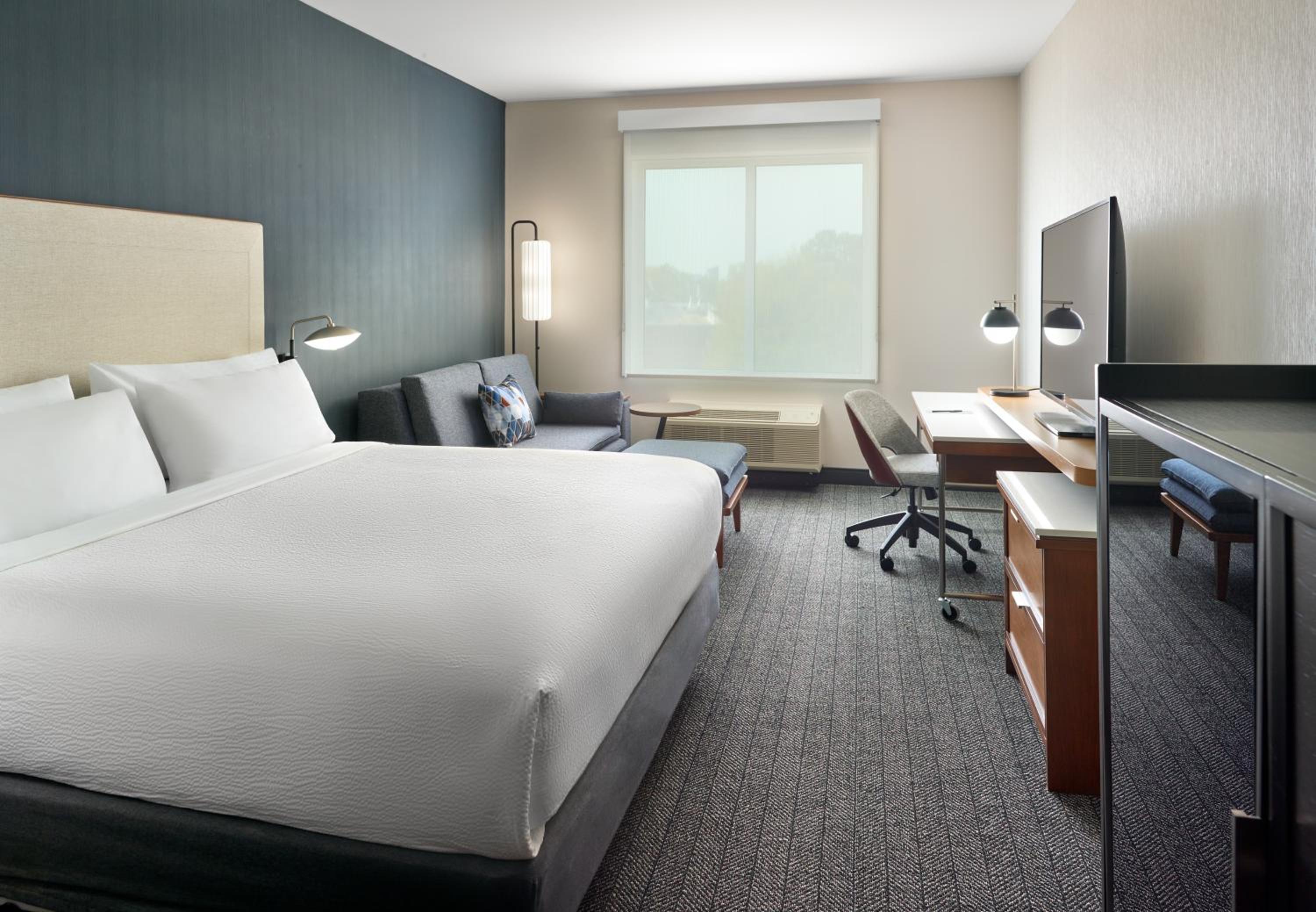 Standard King Room - Hearing Accessible - Photo 3