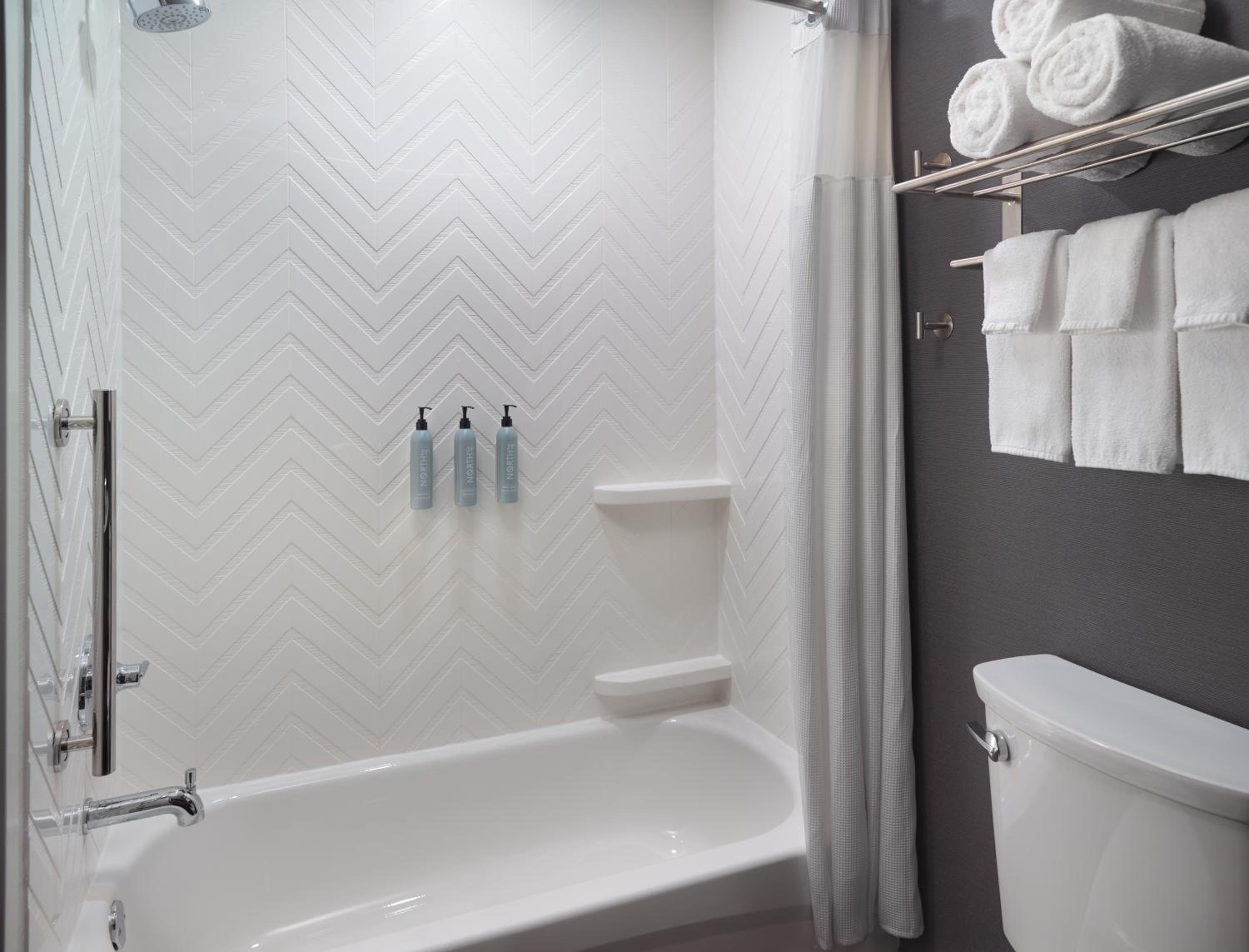 Standard Queen Room with Two Queen Beds - Hearing Accessible - Photo 4