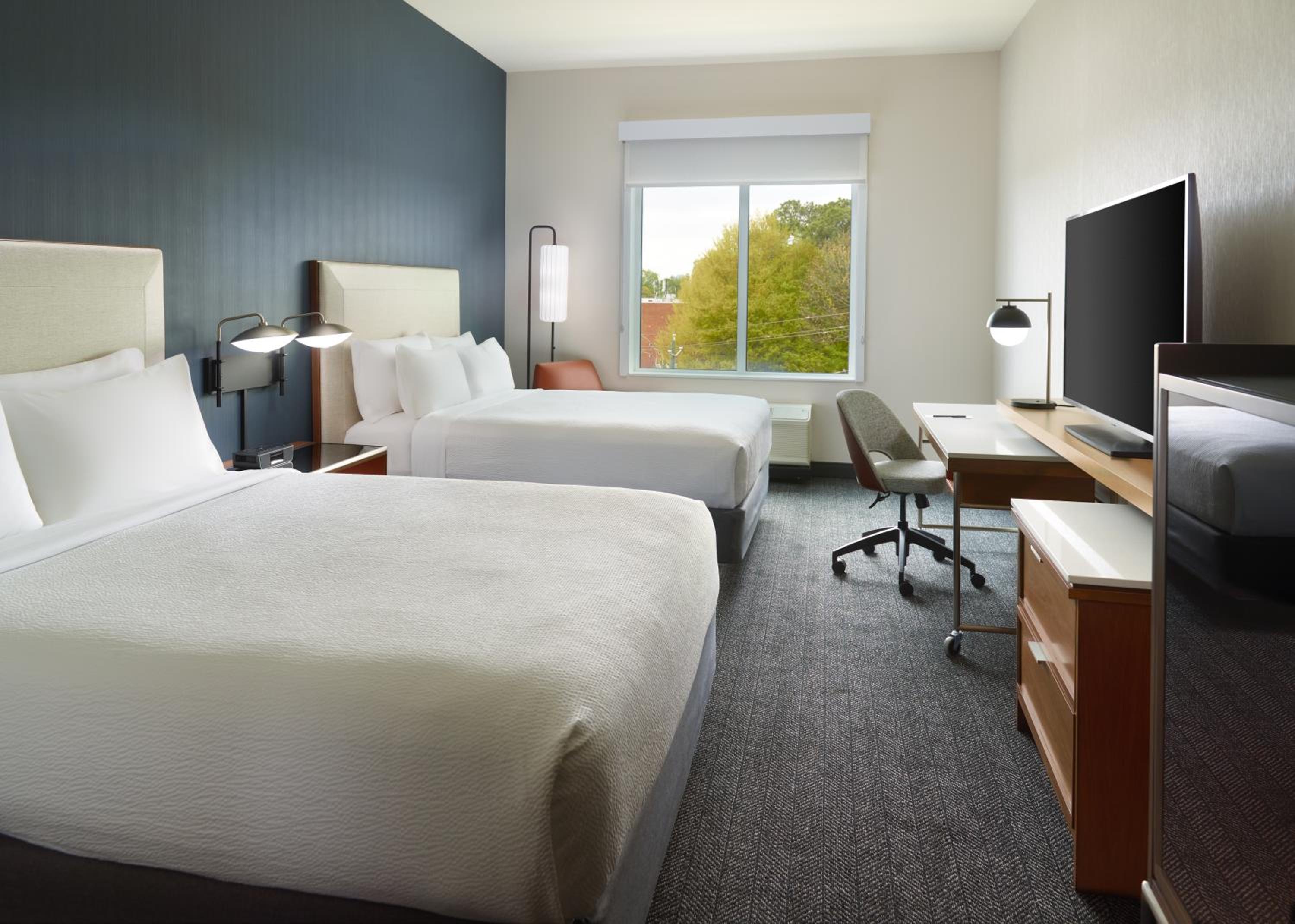 Standard Queen Room with Two Queen Beds - Hearing Accessible - Photo 5