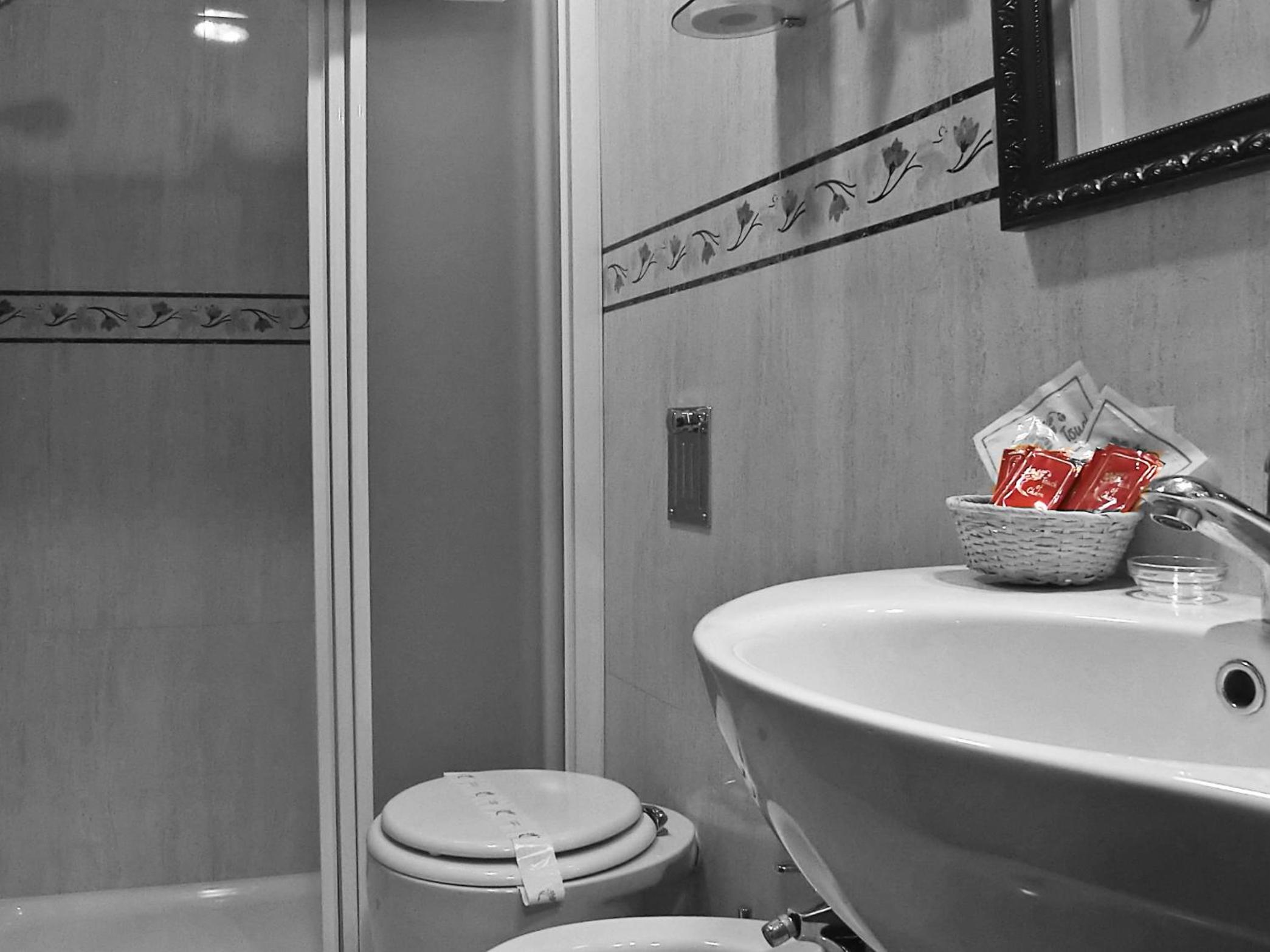 Twin Room - Photo 9