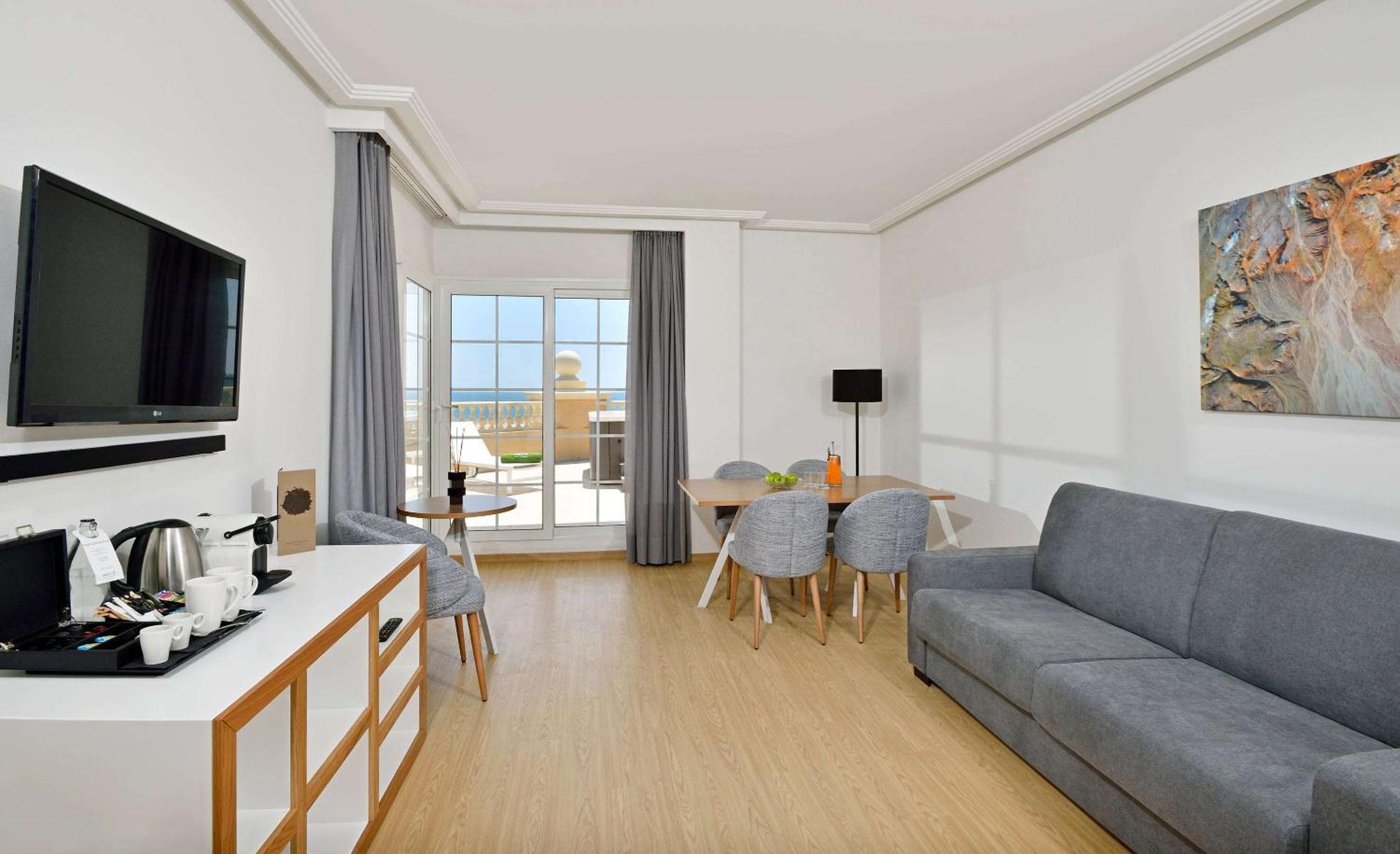 Suite Ejecutiva Junior The Level con Vista al Mar (2 Adultos + 2 Niños)