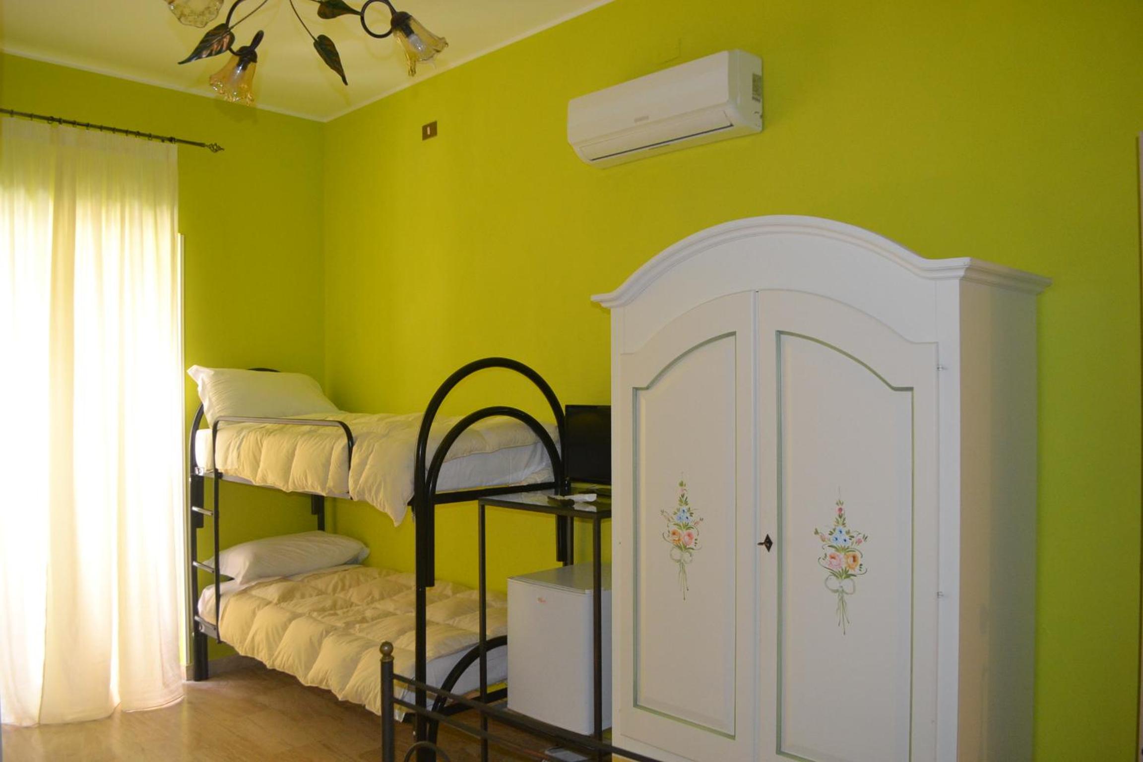 Quadruple Room with Private Bathroom - Photo 5
