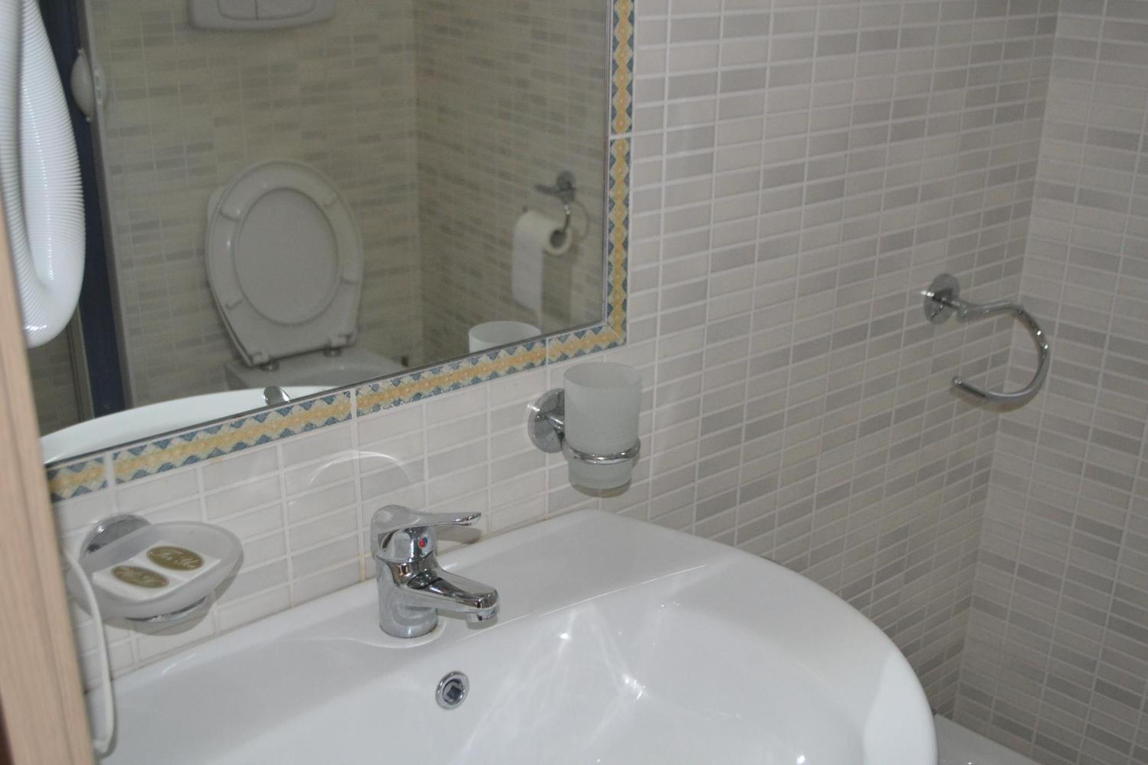 Quadruple Room with Private Bathroom - Photo 3
