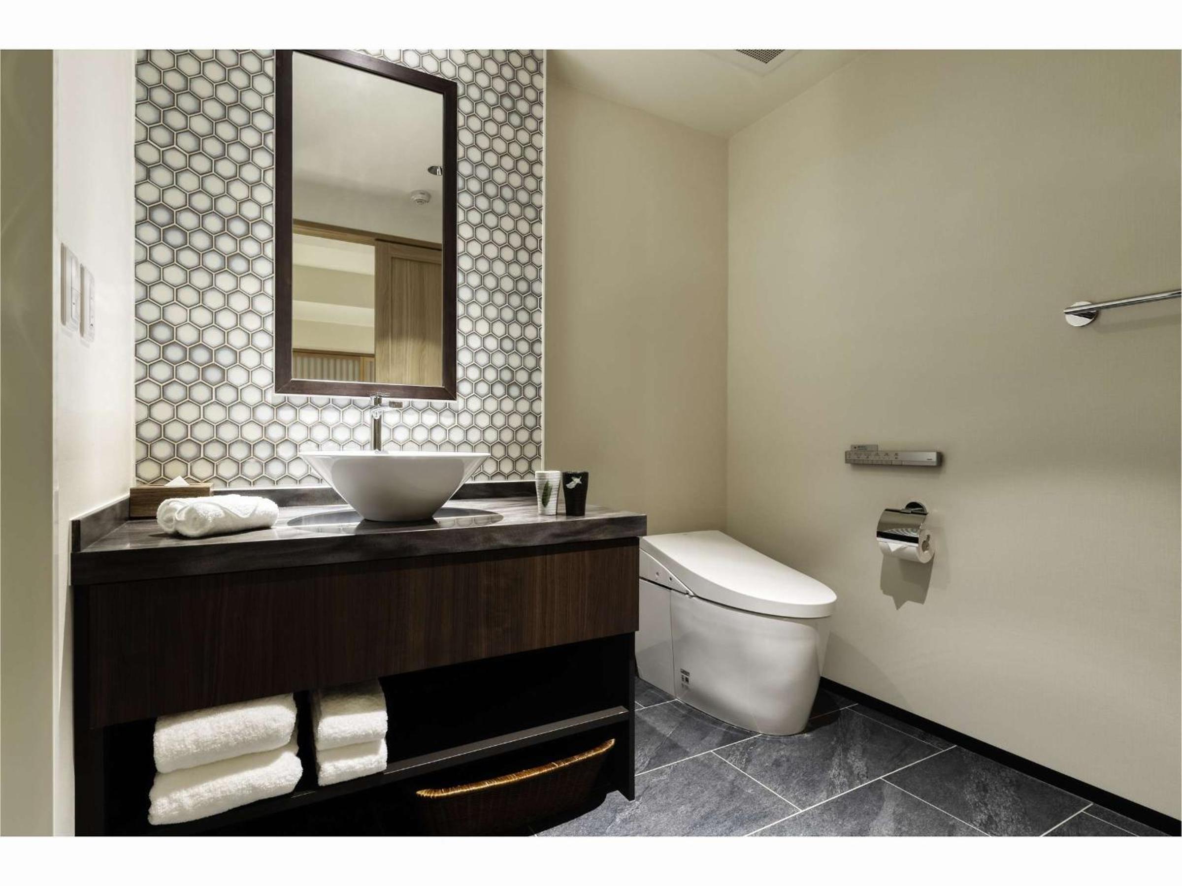 Corner Twin Room with City View - Upper Floor - Photo 2