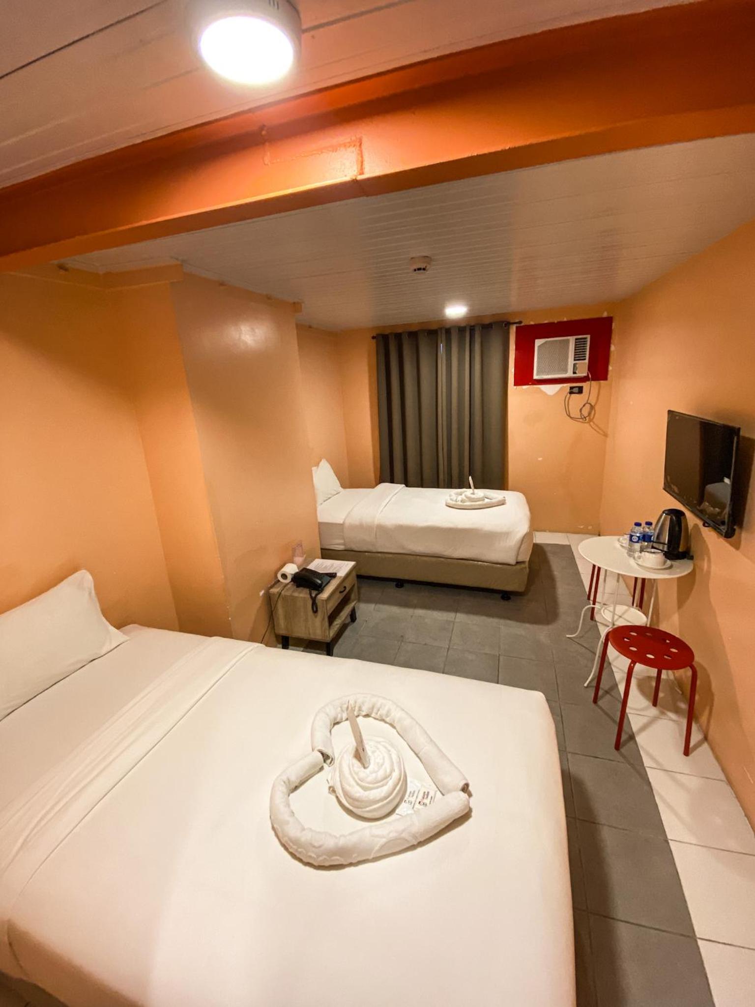 Standard Twin Room - Photo 9