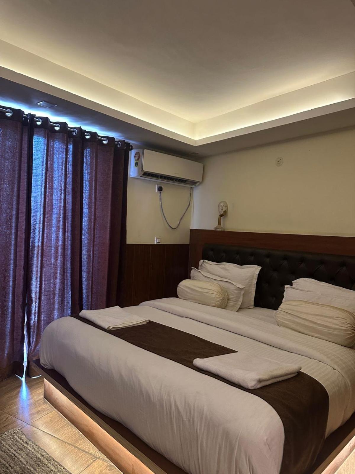 Deluxe Double Room with Balcony - Photo 3