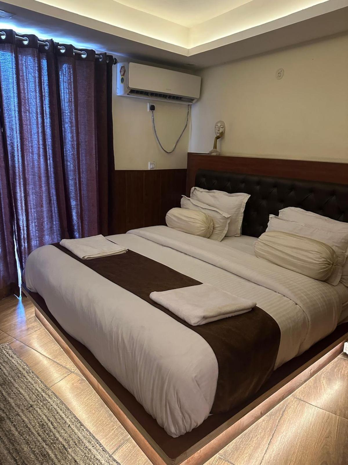Deluxe Double Room with Balcony - Photo 1