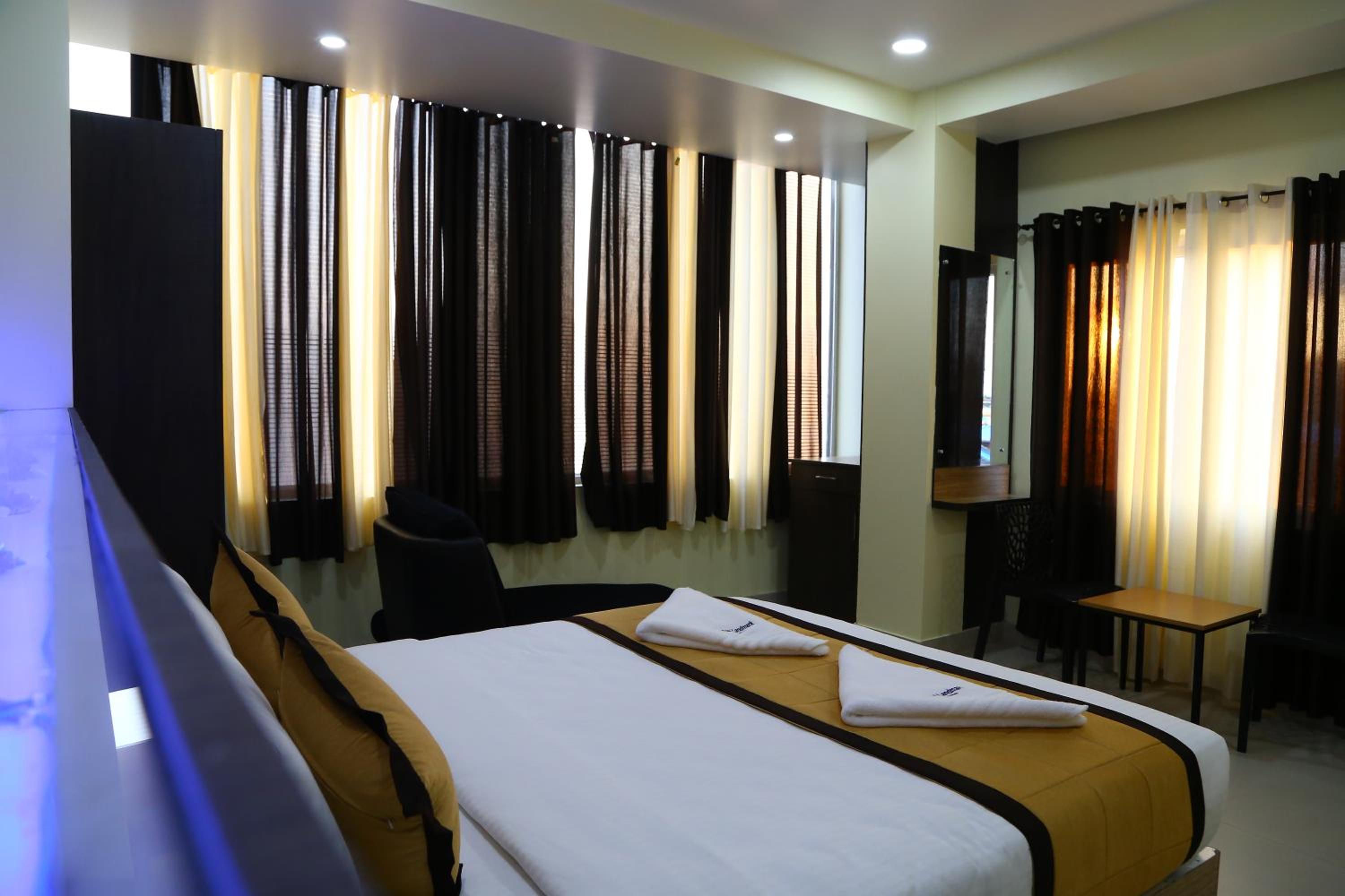 Superior Double or Twin Room with City View photo 2