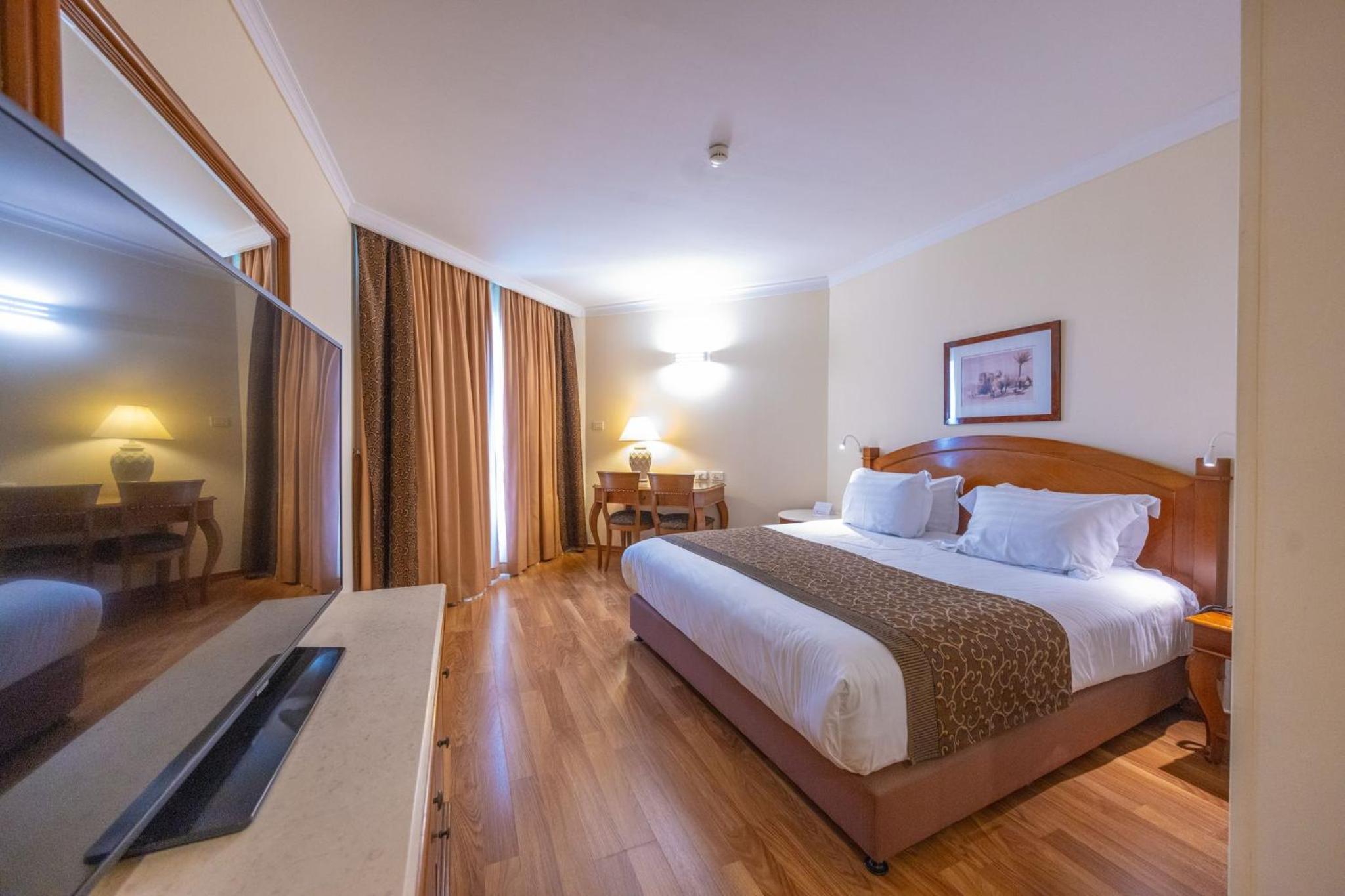 Standard Twin Room with City View - Accessible photo 2