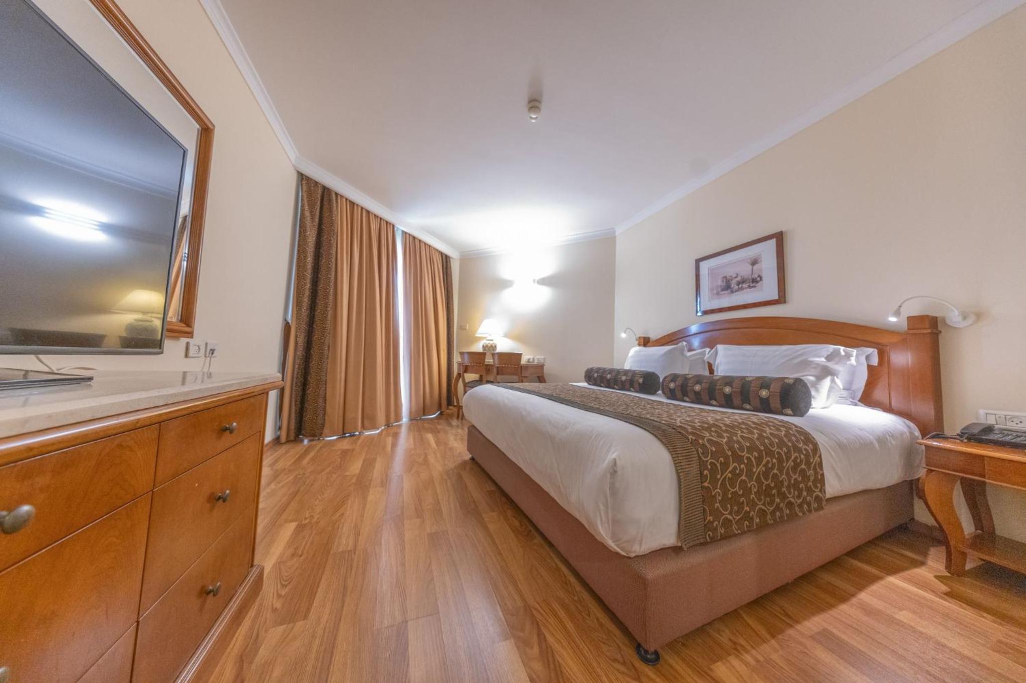Standard Twin Room with City View - Accessible photo 1