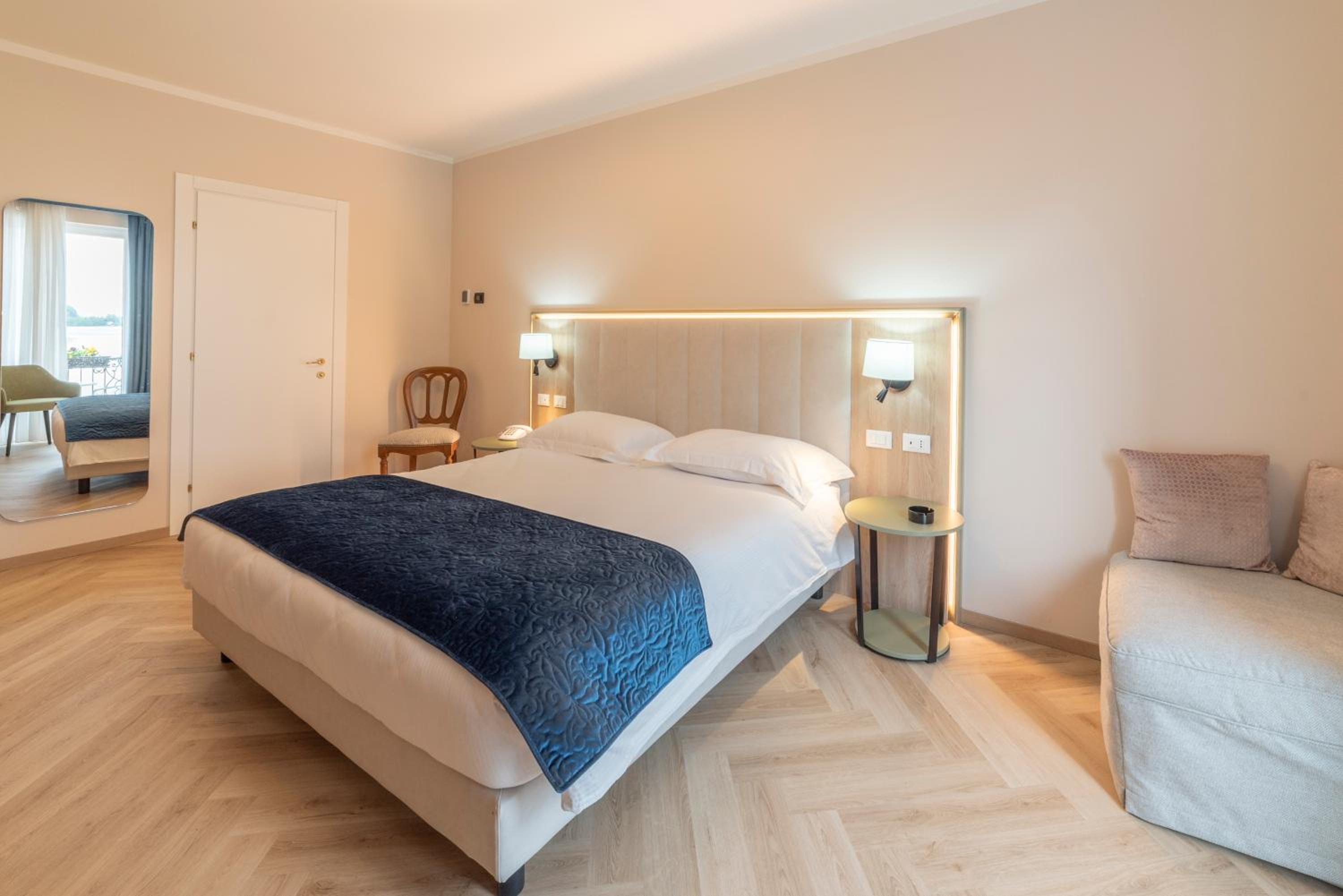 Deluxe Double Room with Balcony - Photo 24