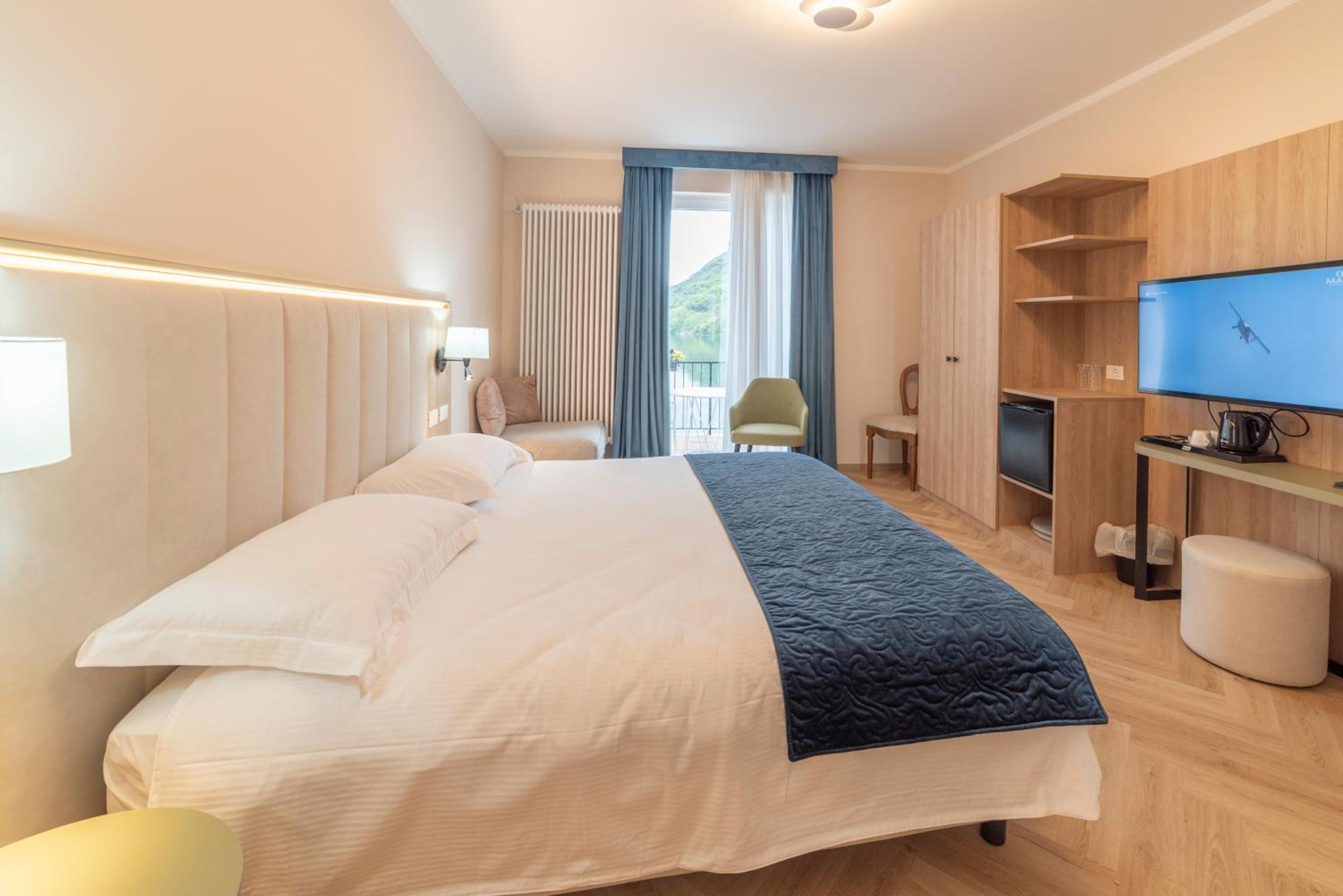 Deluxe Double Room with Balcony - Photo 25