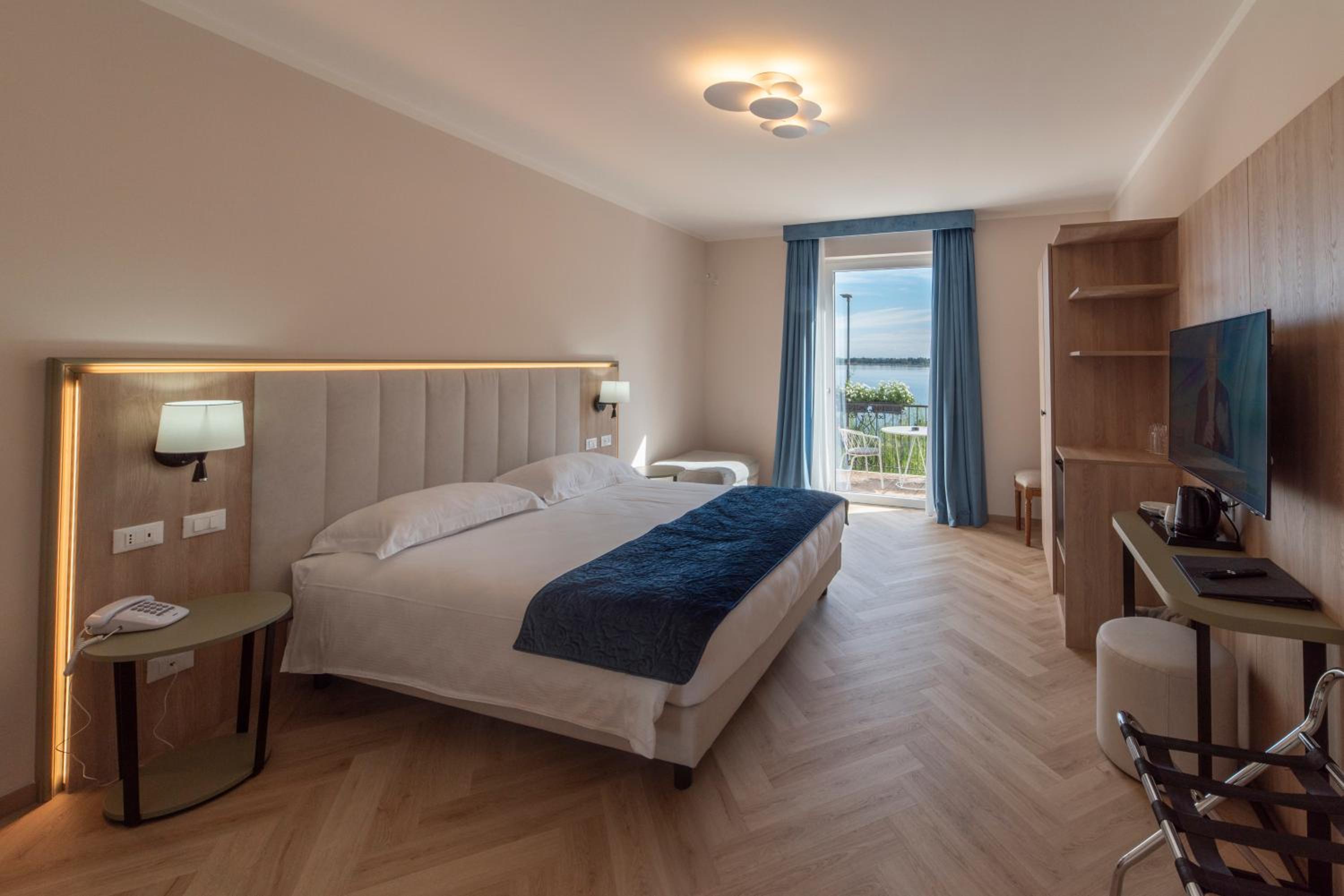 Deluxe Double Room with Balcony - Photo 3