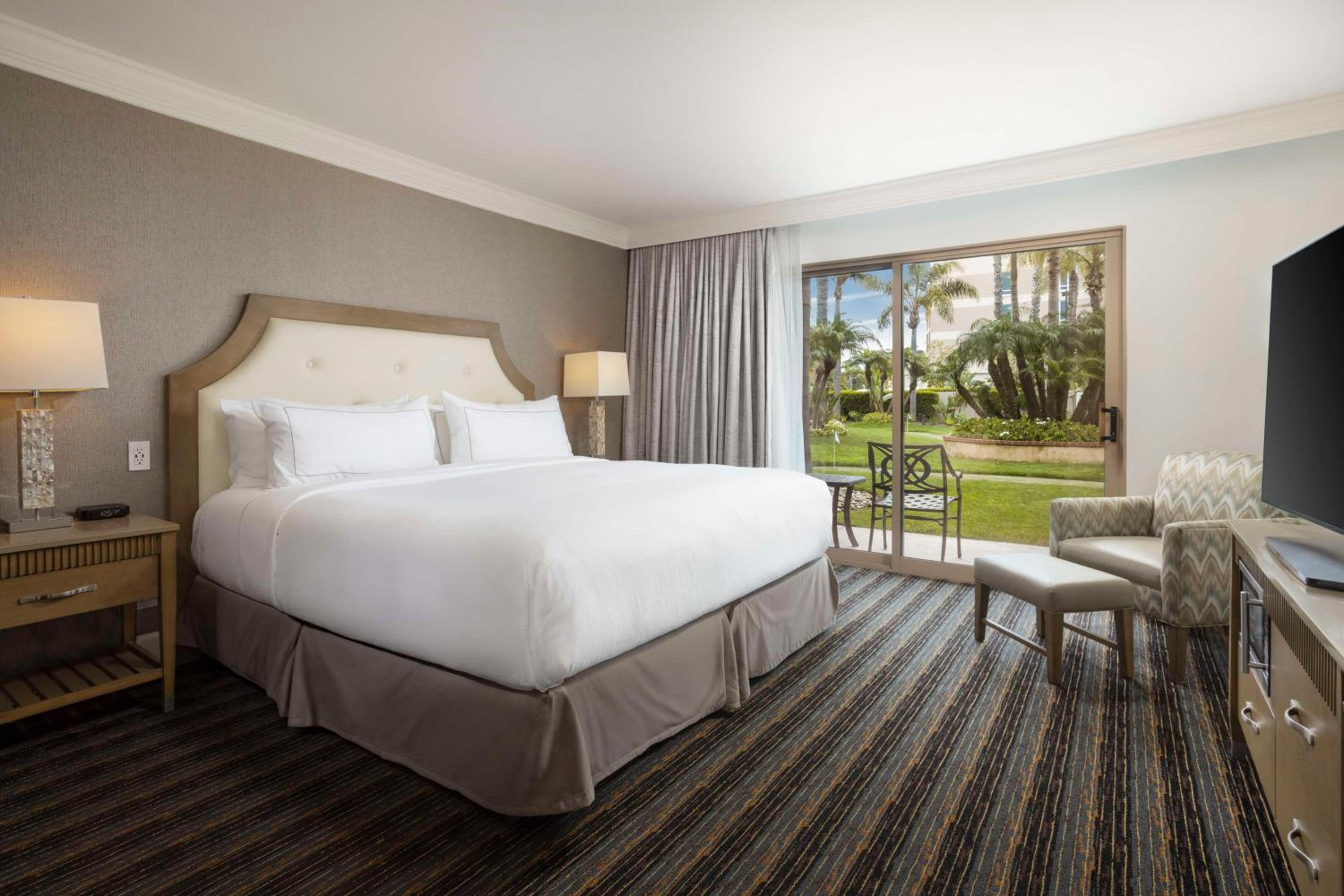 King Room with Balcony and Garden View - Photo 3