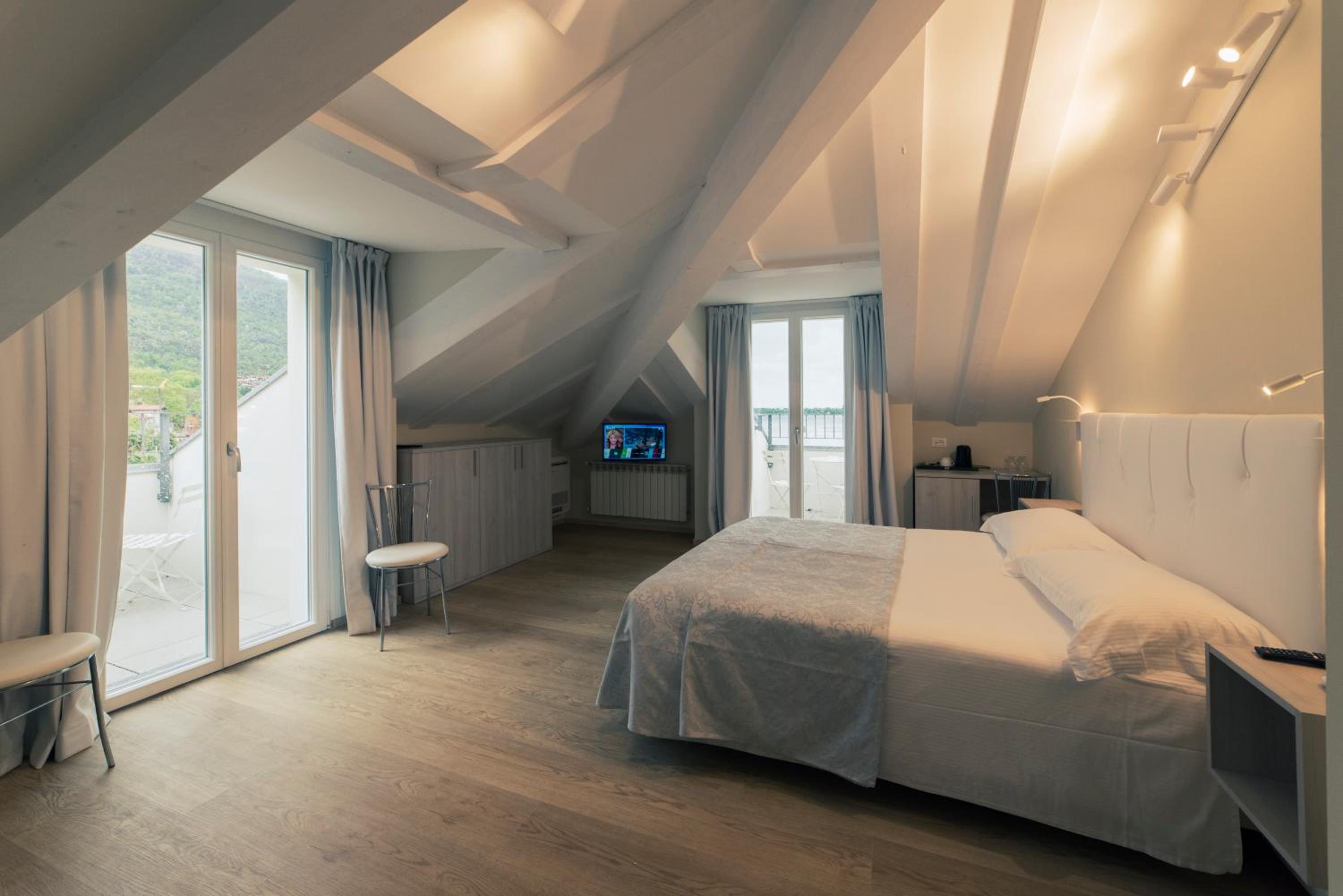 Deluxe Double Room with Balcony - Photo 17