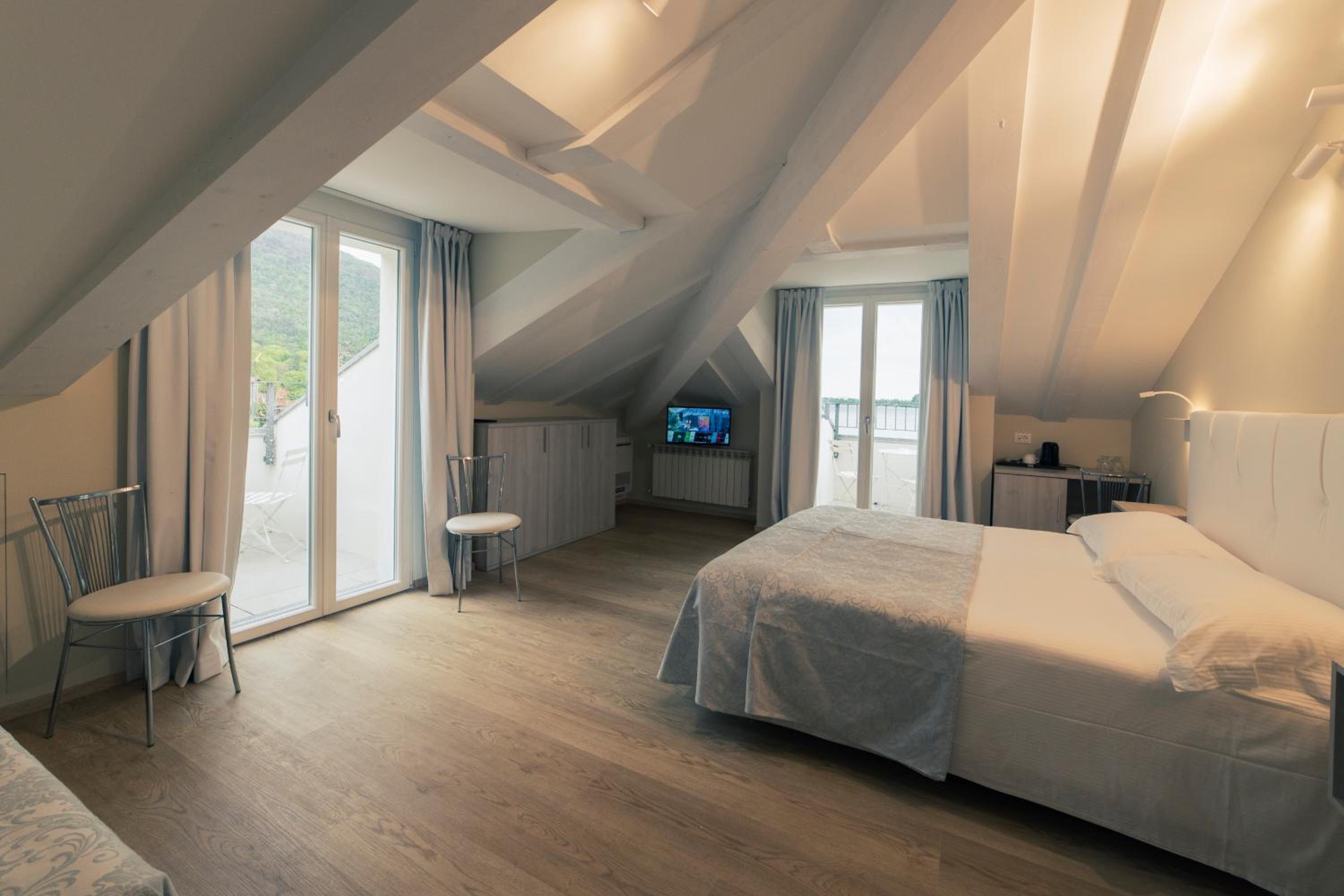 Deluxe Double Room with Balcony - Photo 18