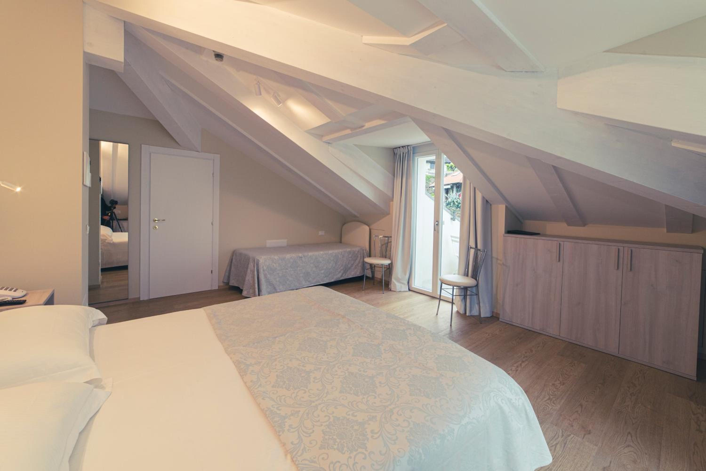 Deluxe Double Room with Balcony - Photo 19
