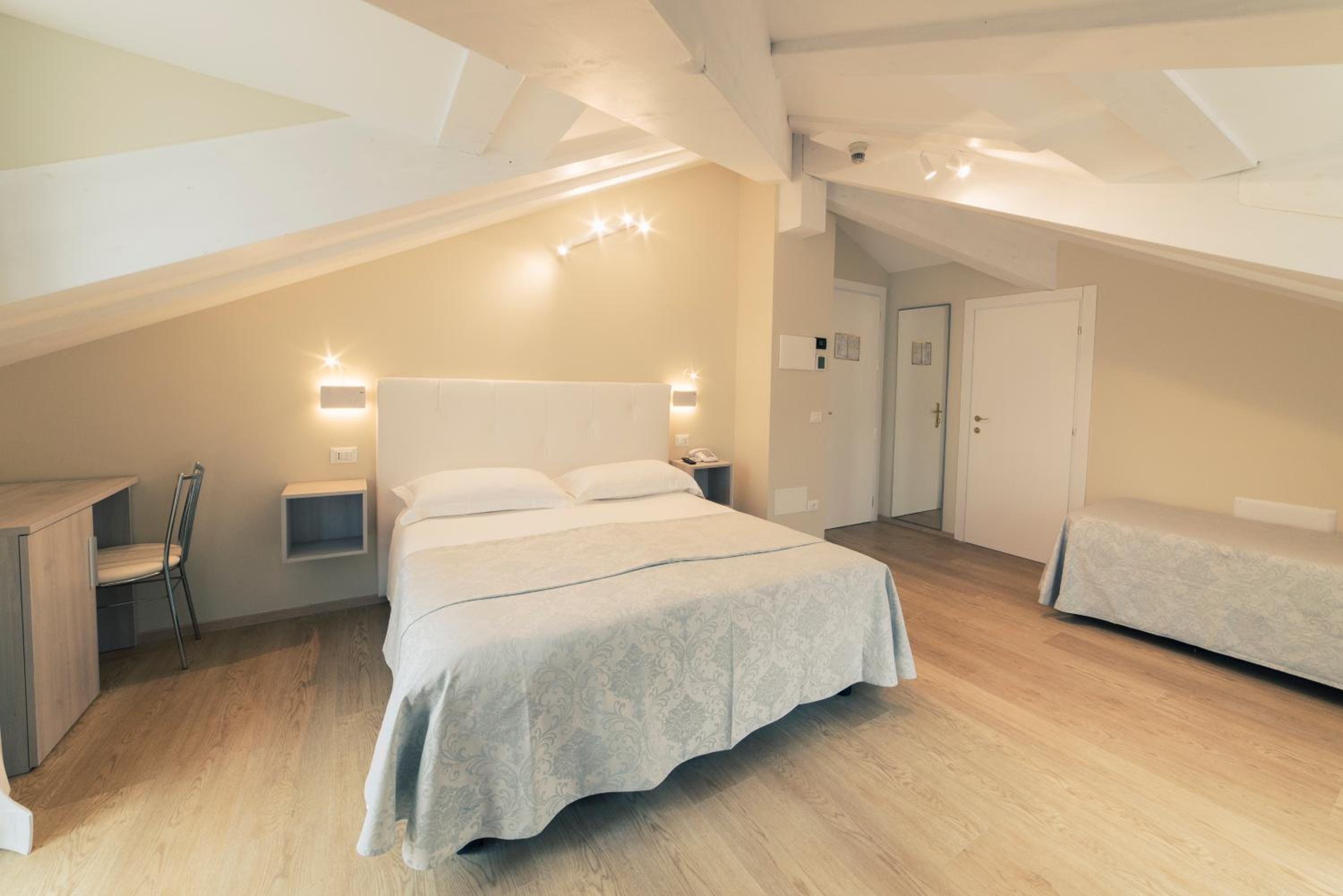 Deluxe Double Room with Balcony - Photo 20