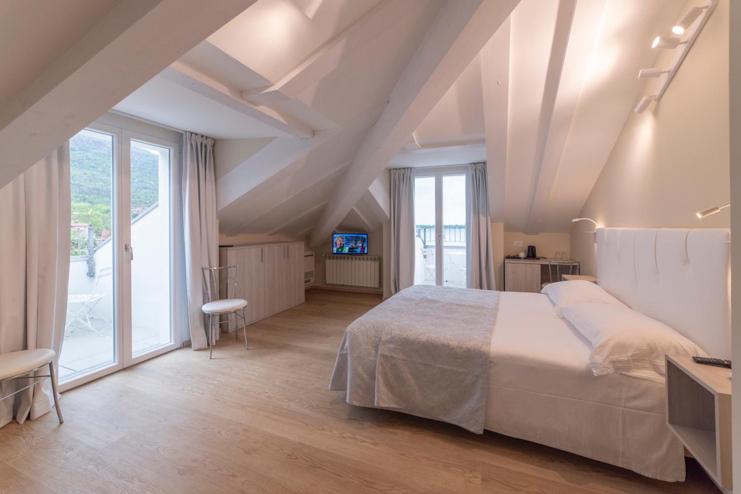 Deluxe Double Room with Balcony - Photo 21