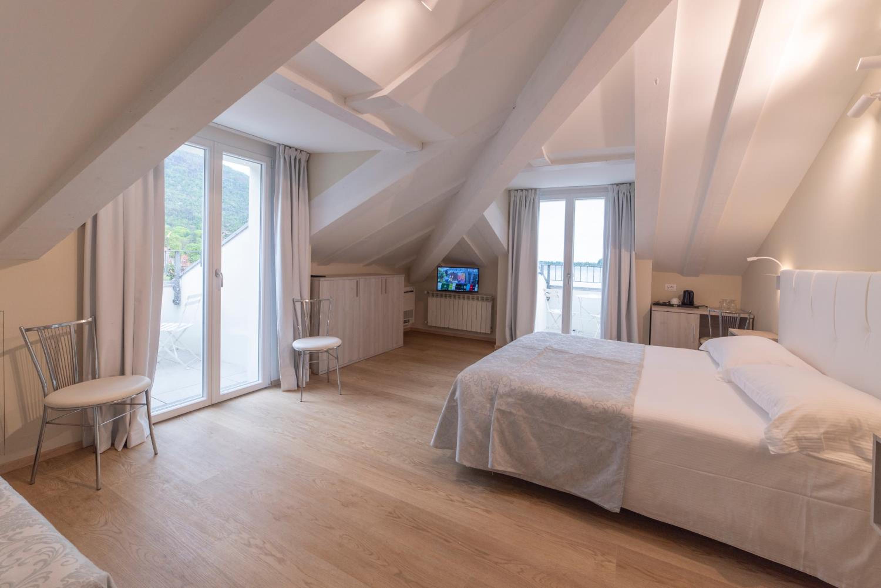 Deluxe Double Room with Balcony - Photo 22
