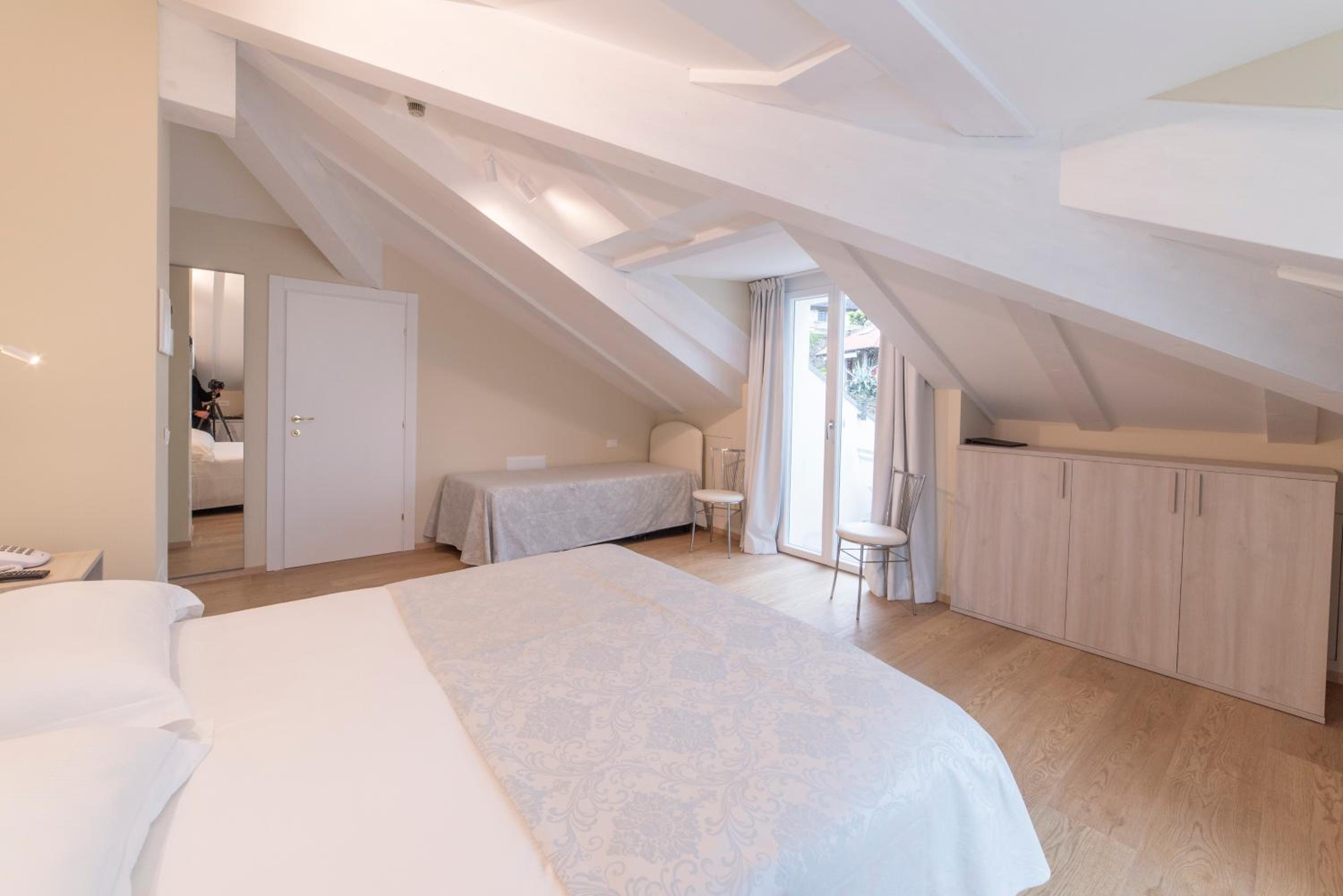 Deluxe Double Room with Balcony - Photo 4