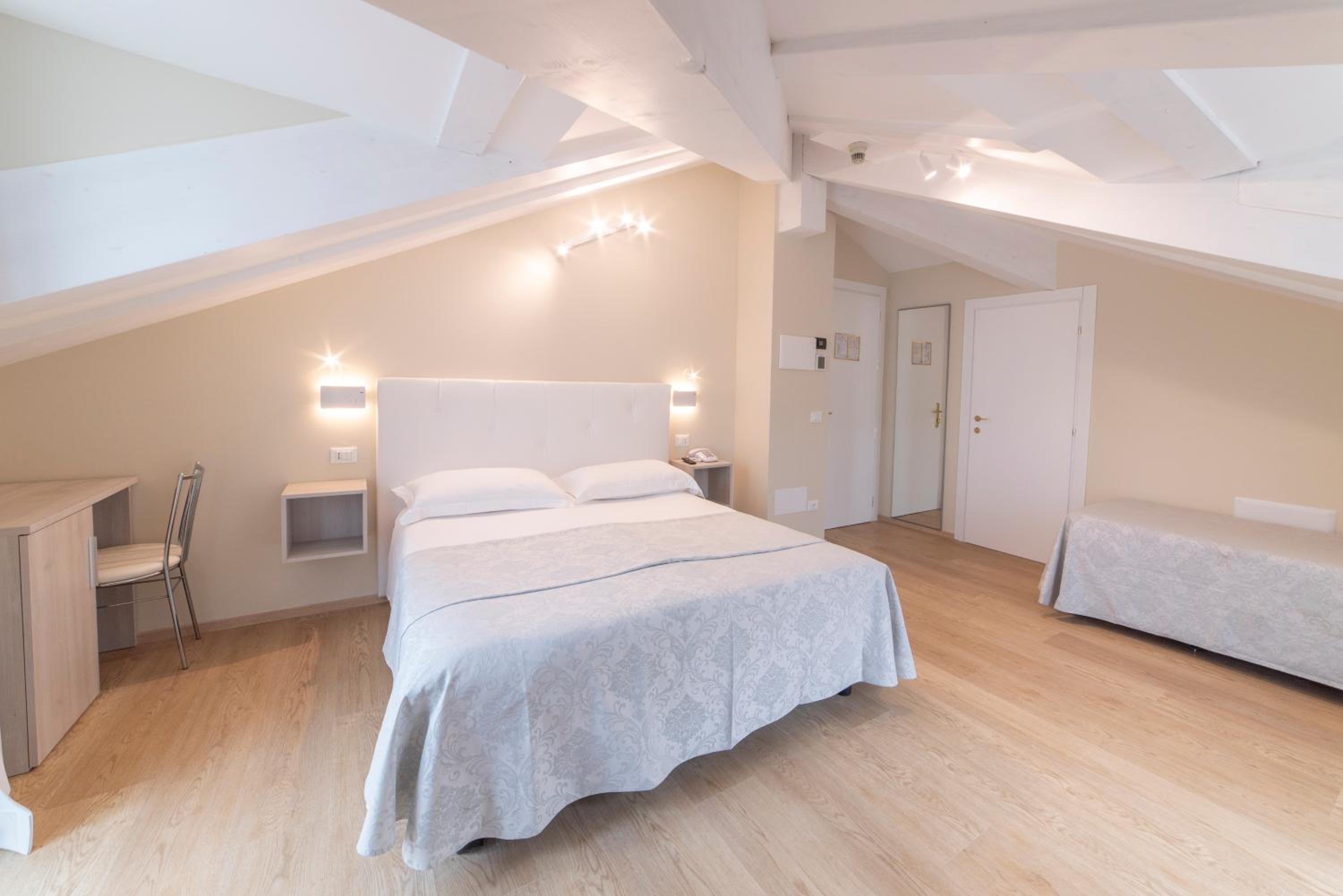 Deluxe Double Room with Balcony - Photo 23