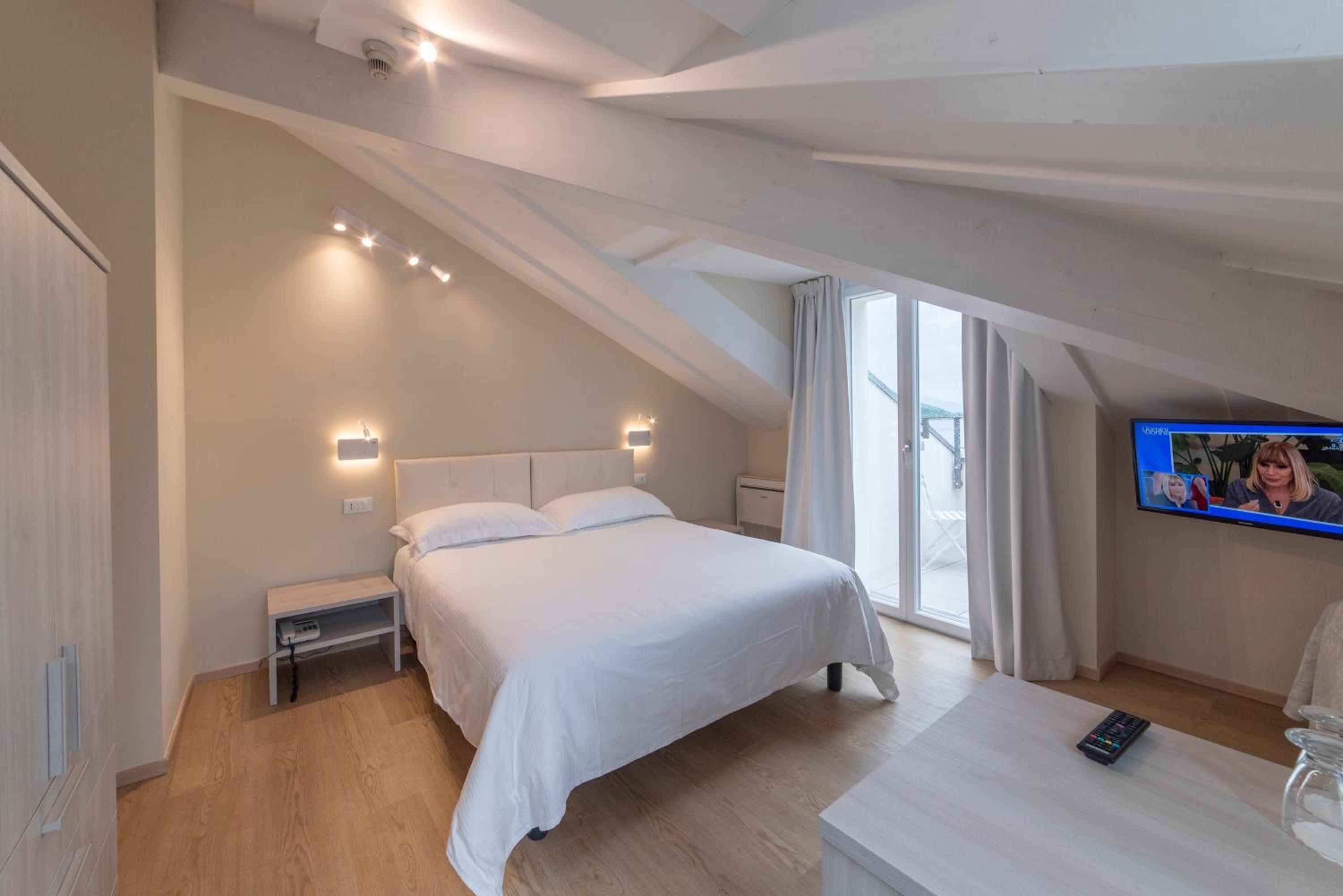 Deluxe Double Room with Balcony - Photo 5