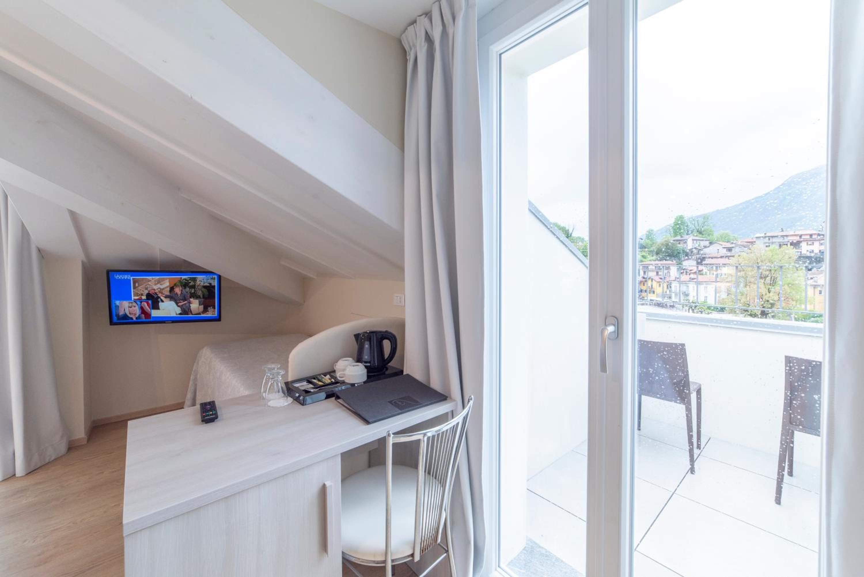 Deluxe Double Room with Balcony - Photo 6