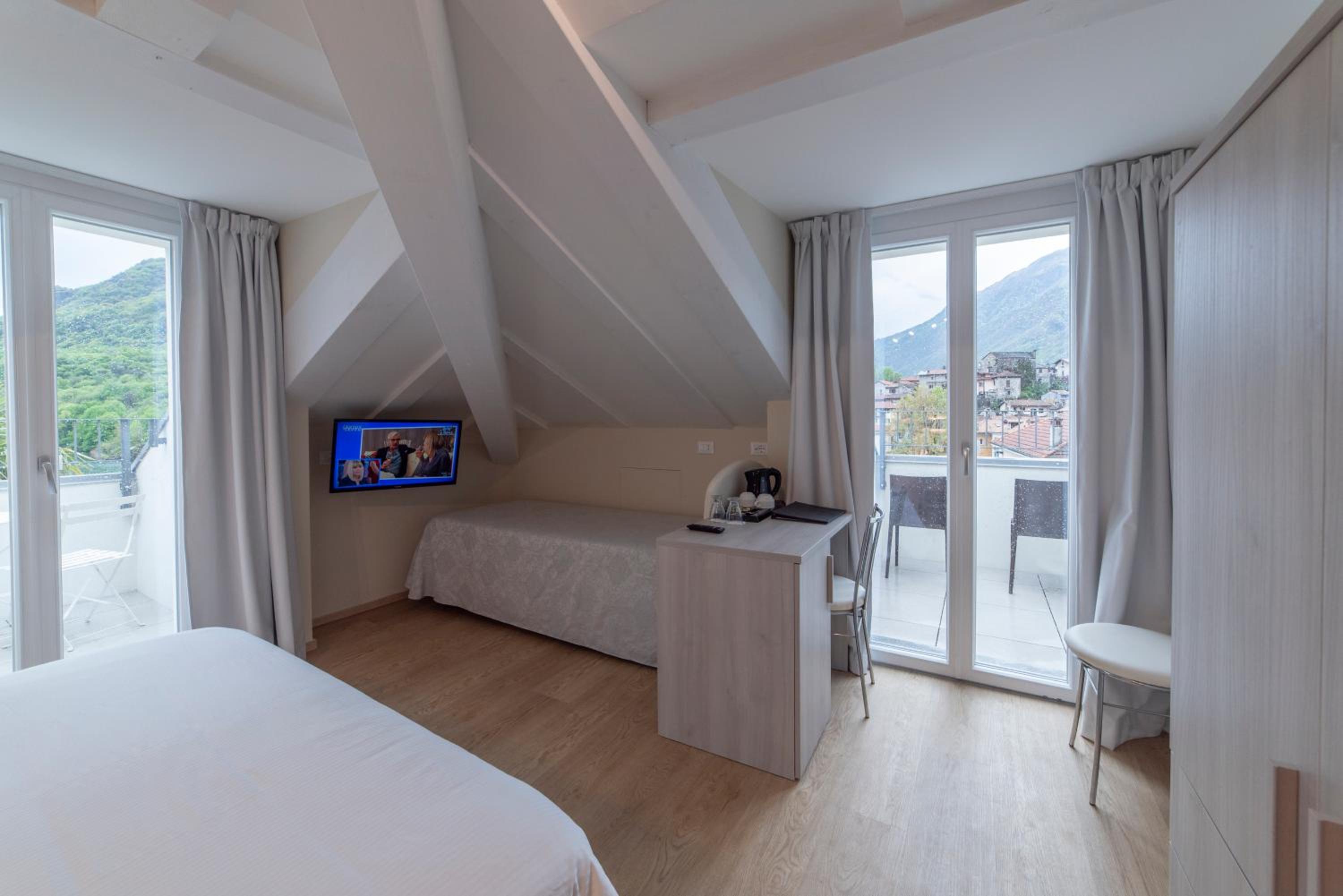 Deluxe Double Room with Balcony - Photo 8