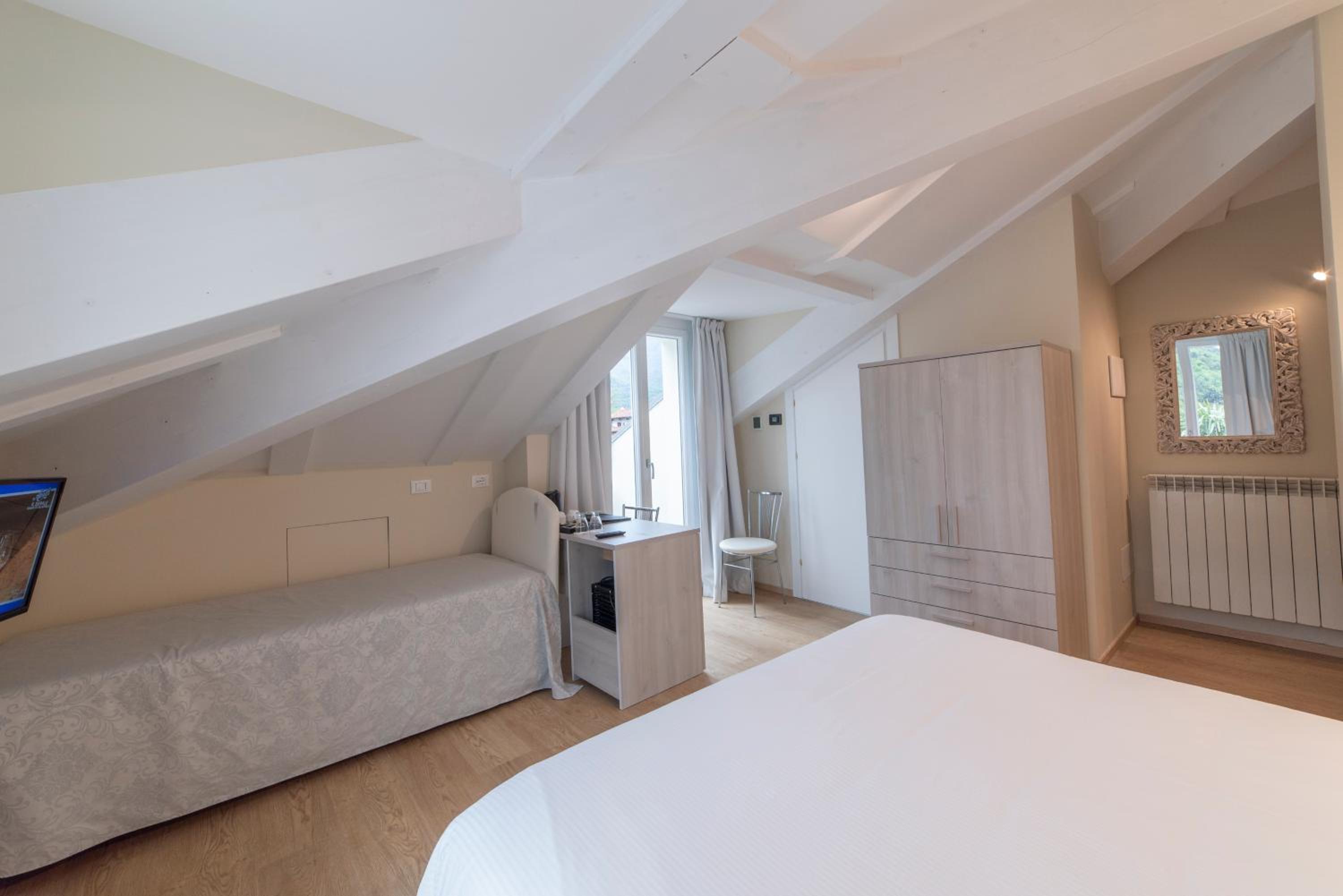 Deluxe Double Room with Balcony - Photo 9