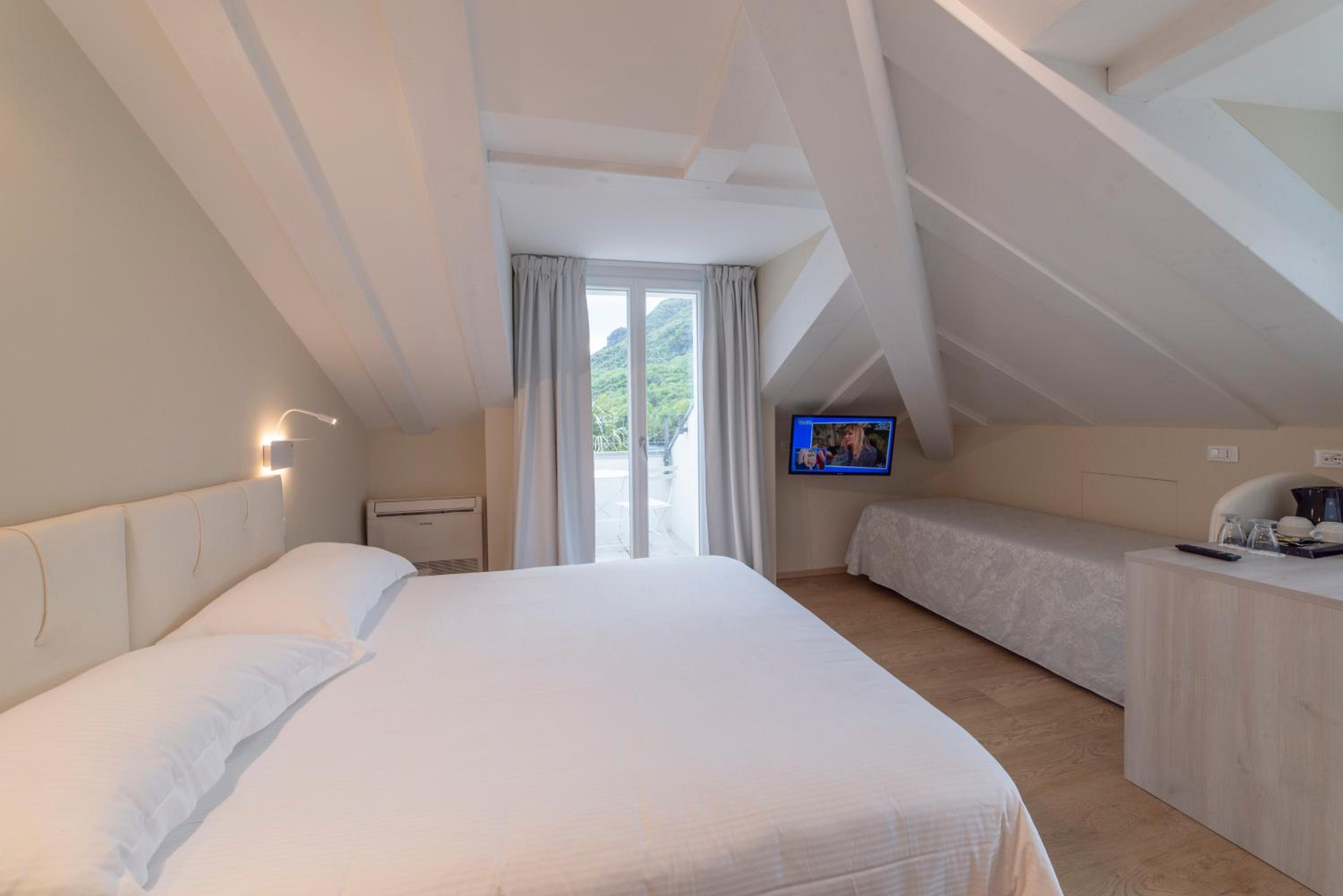 Deluxe Double Room with Balcony - Photo 10