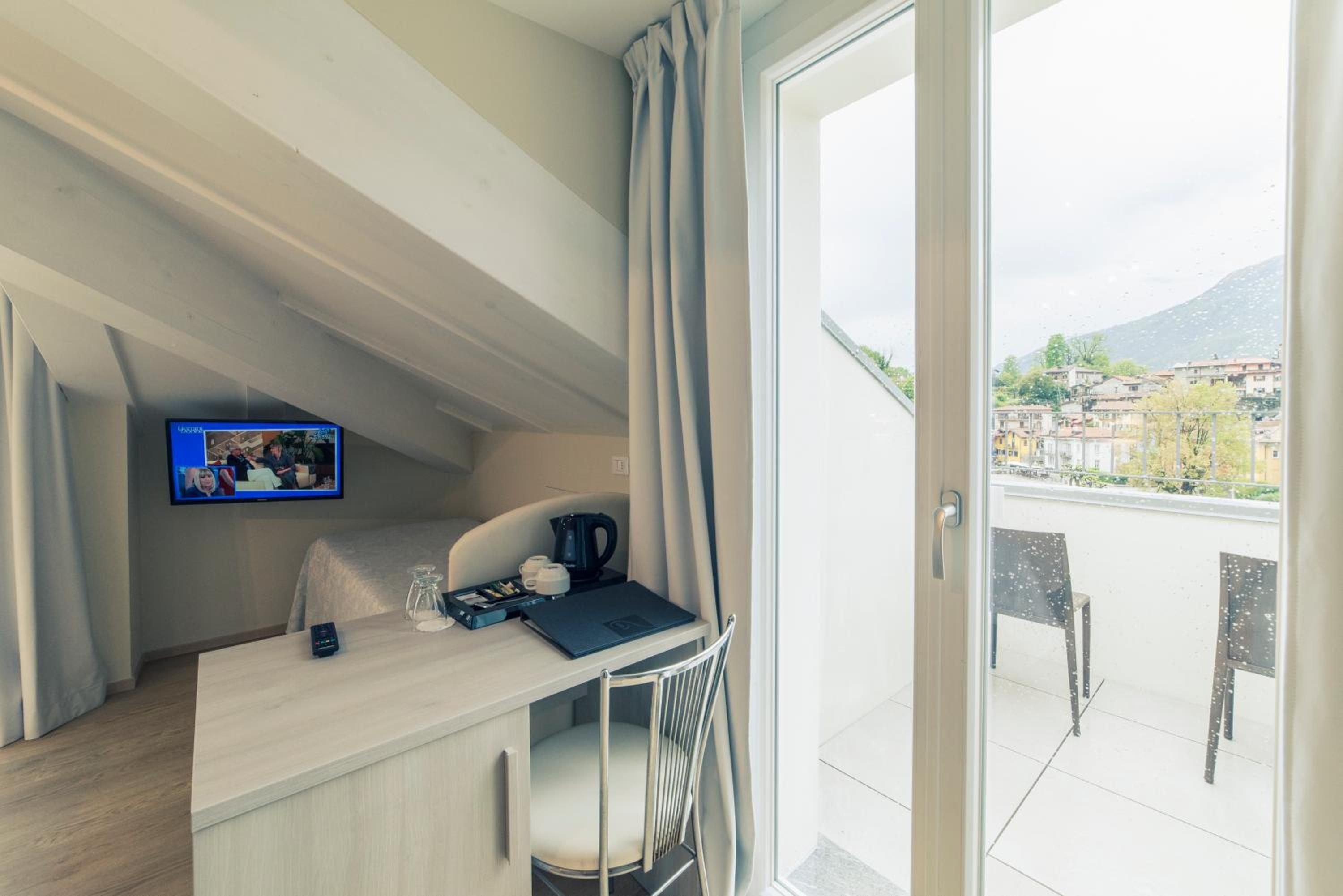 Deluxe Double Room with Balcony - Photo 11