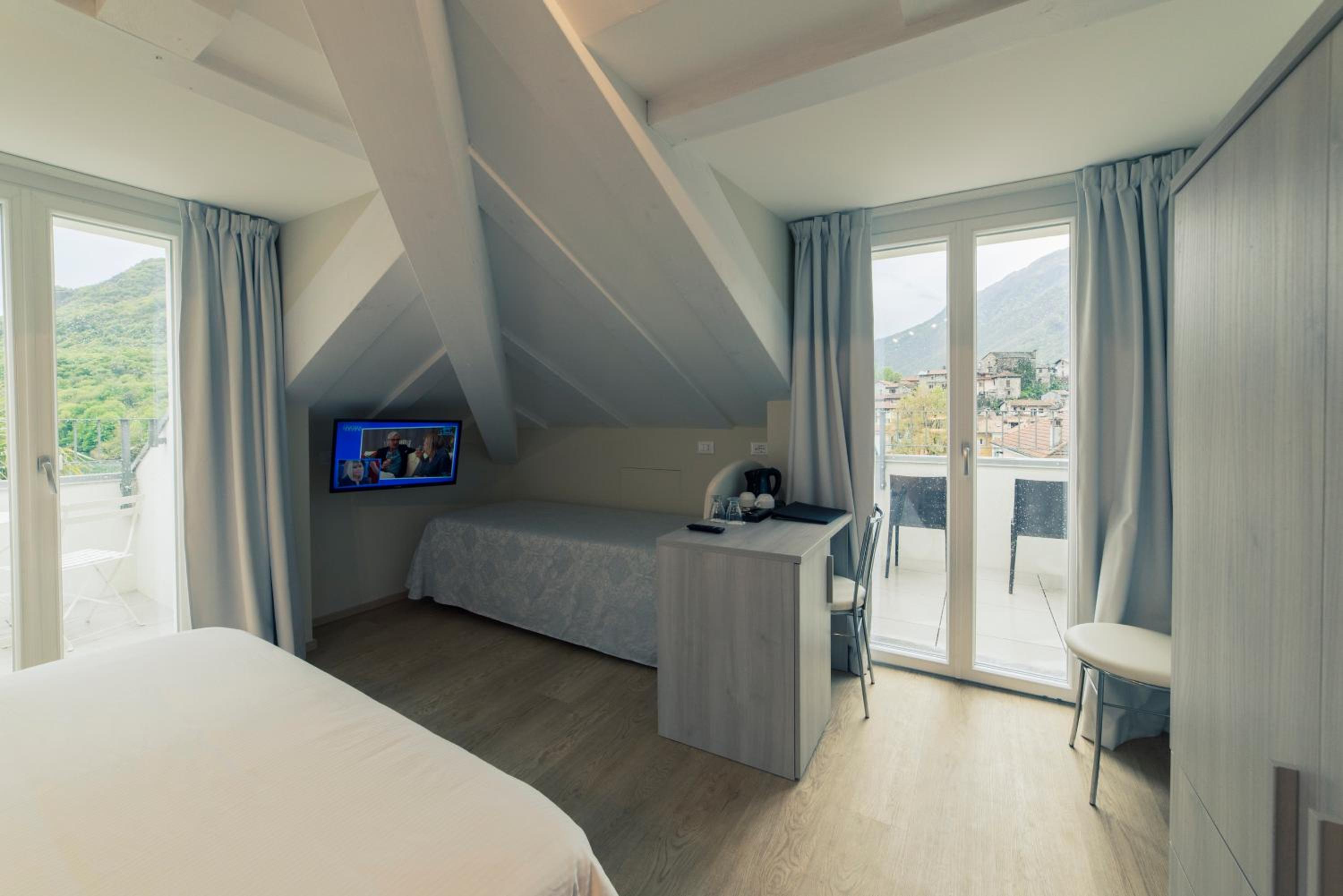Deluxe Double Room with Balcony - Photo 12