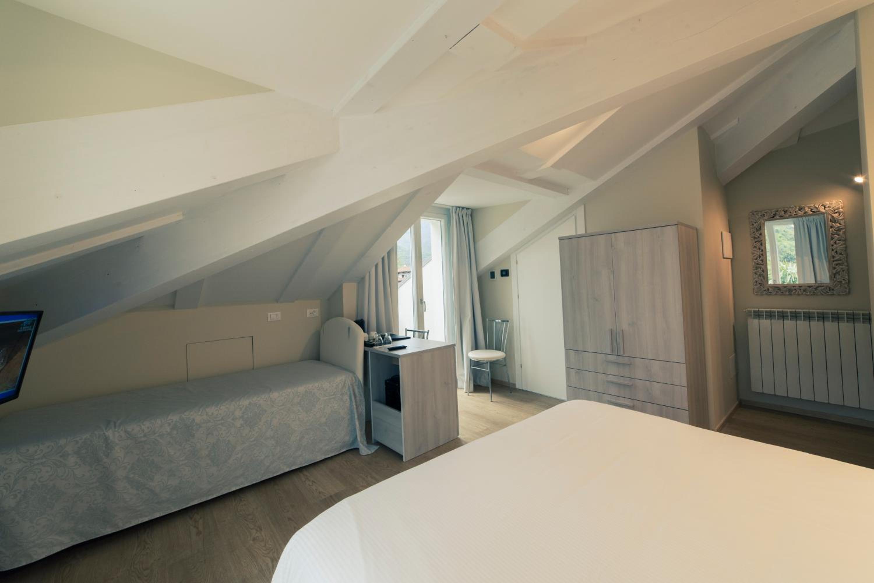 Deluxe Double Room with Balcony - Photo 13
