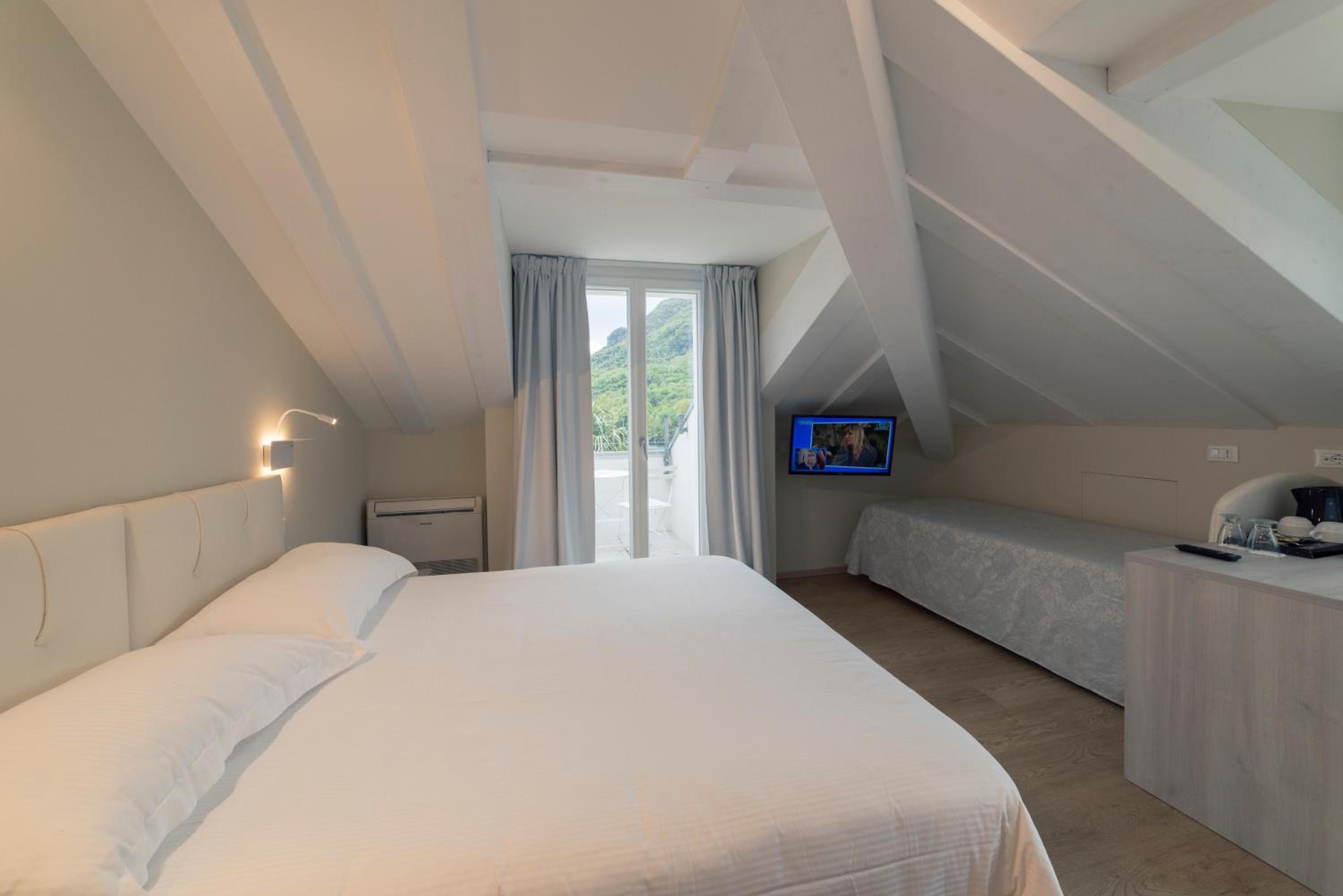 Deluxe Double Room with Balcony - Photo 14