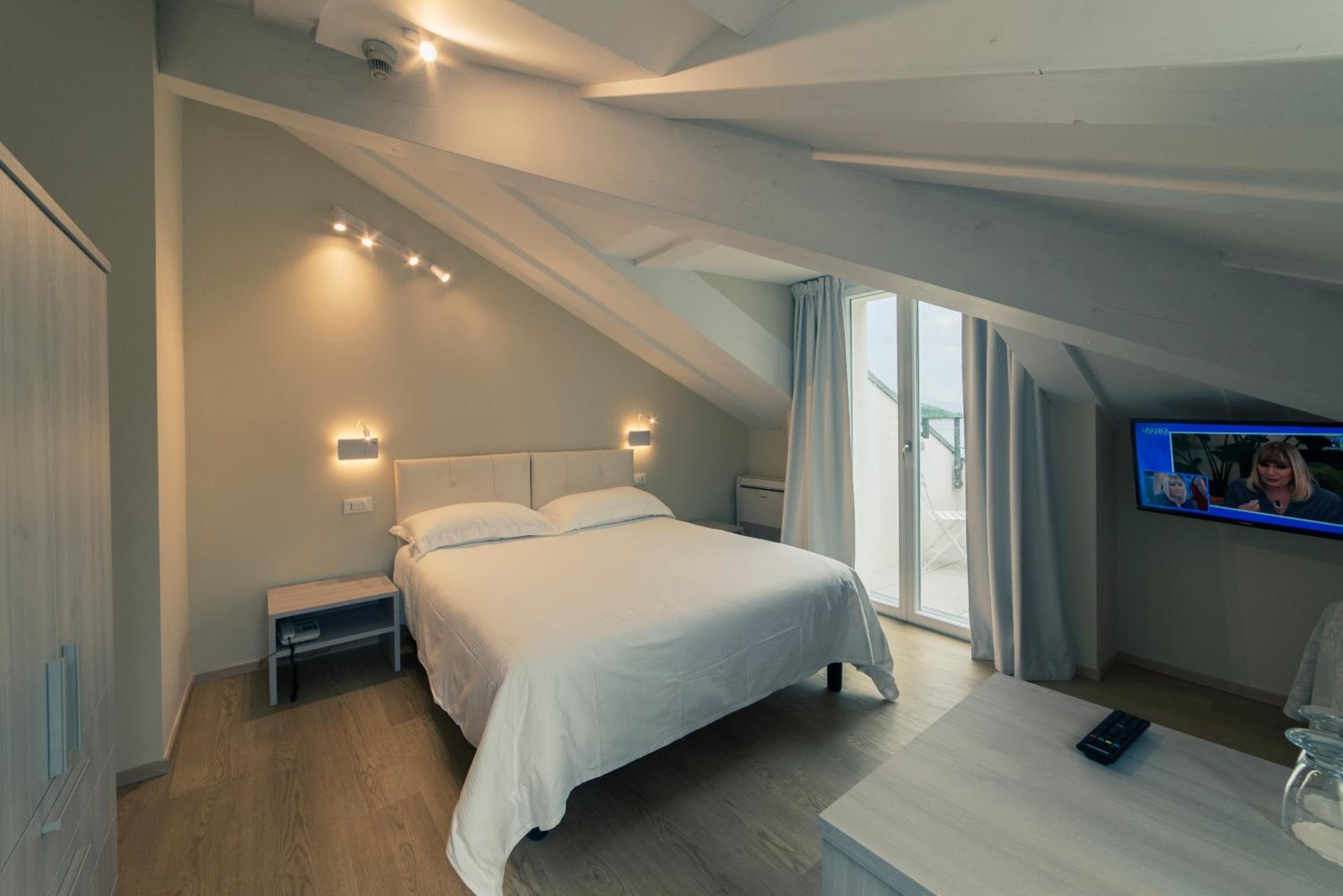 Deluxe Double Room with Balcony - Photo 16