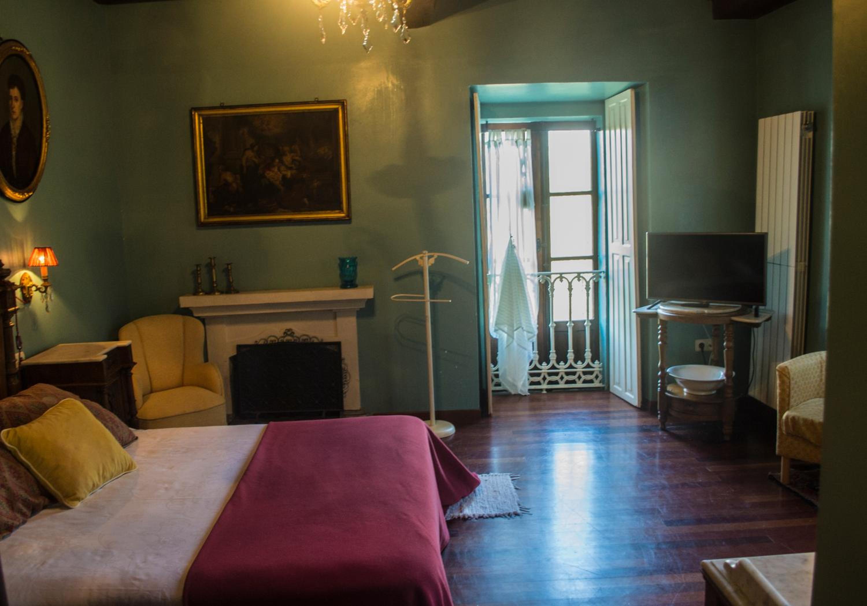 Suite - Photo 1