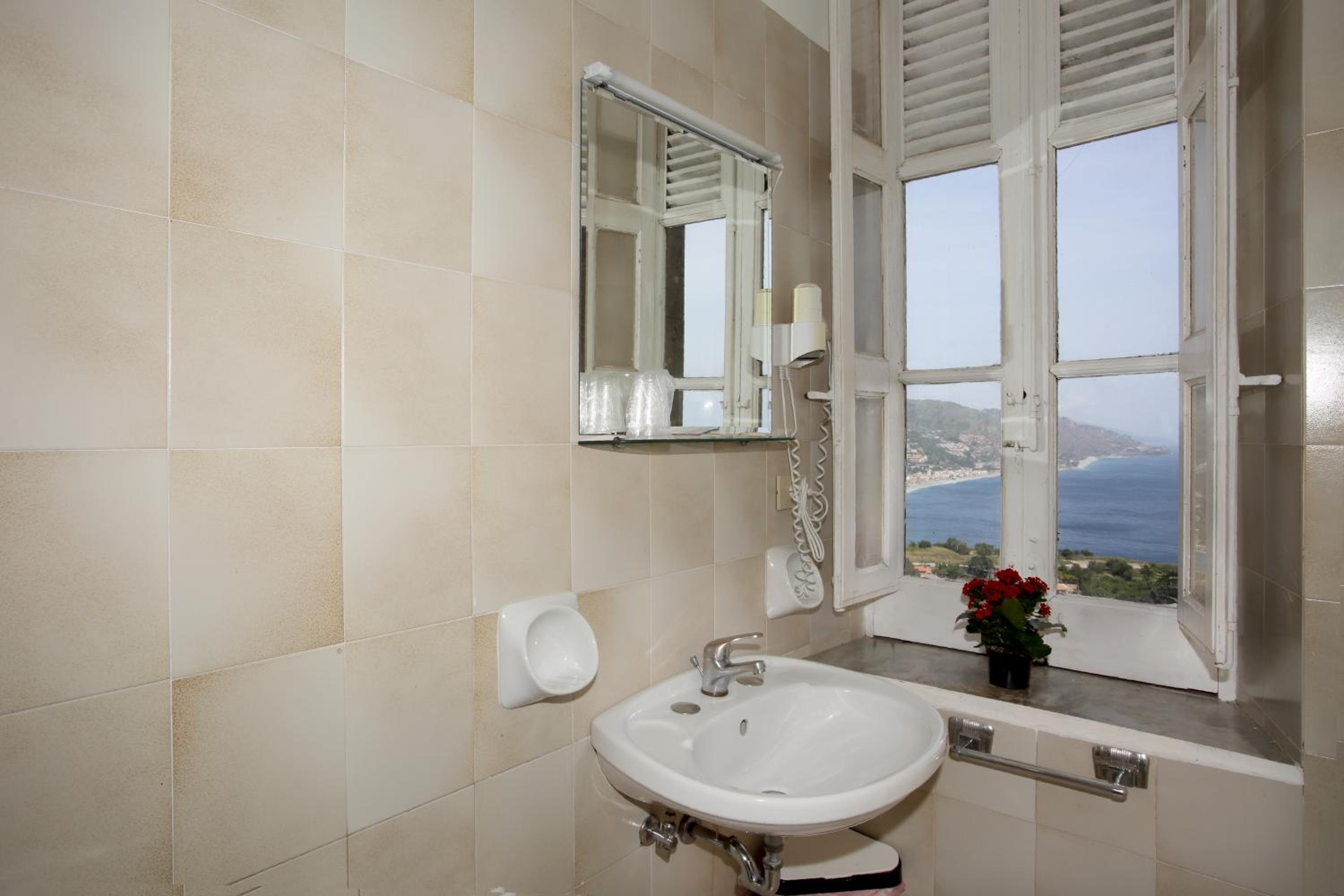 Double or Twin Room with Balcony and Sea View photo 3