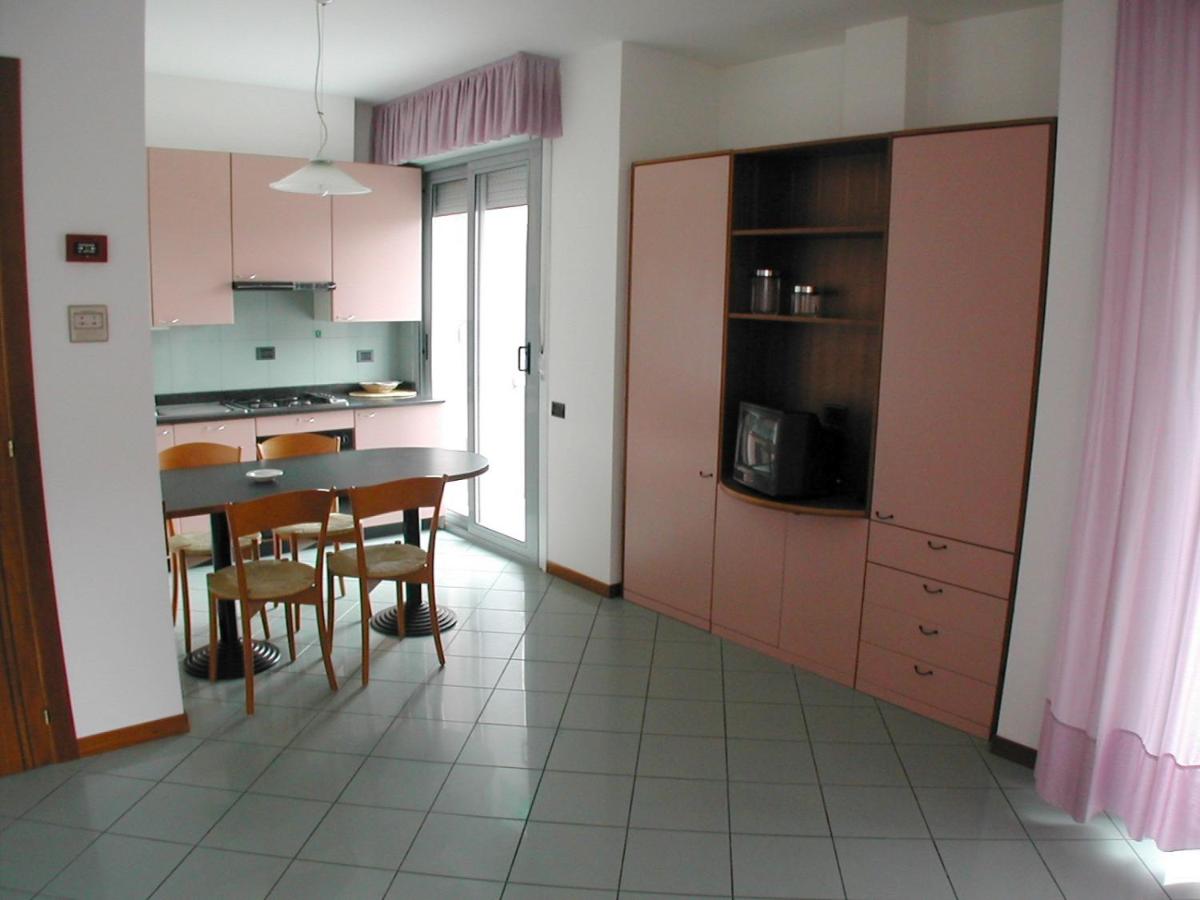 Two-Bedroom Apartment - Split Level photo 2