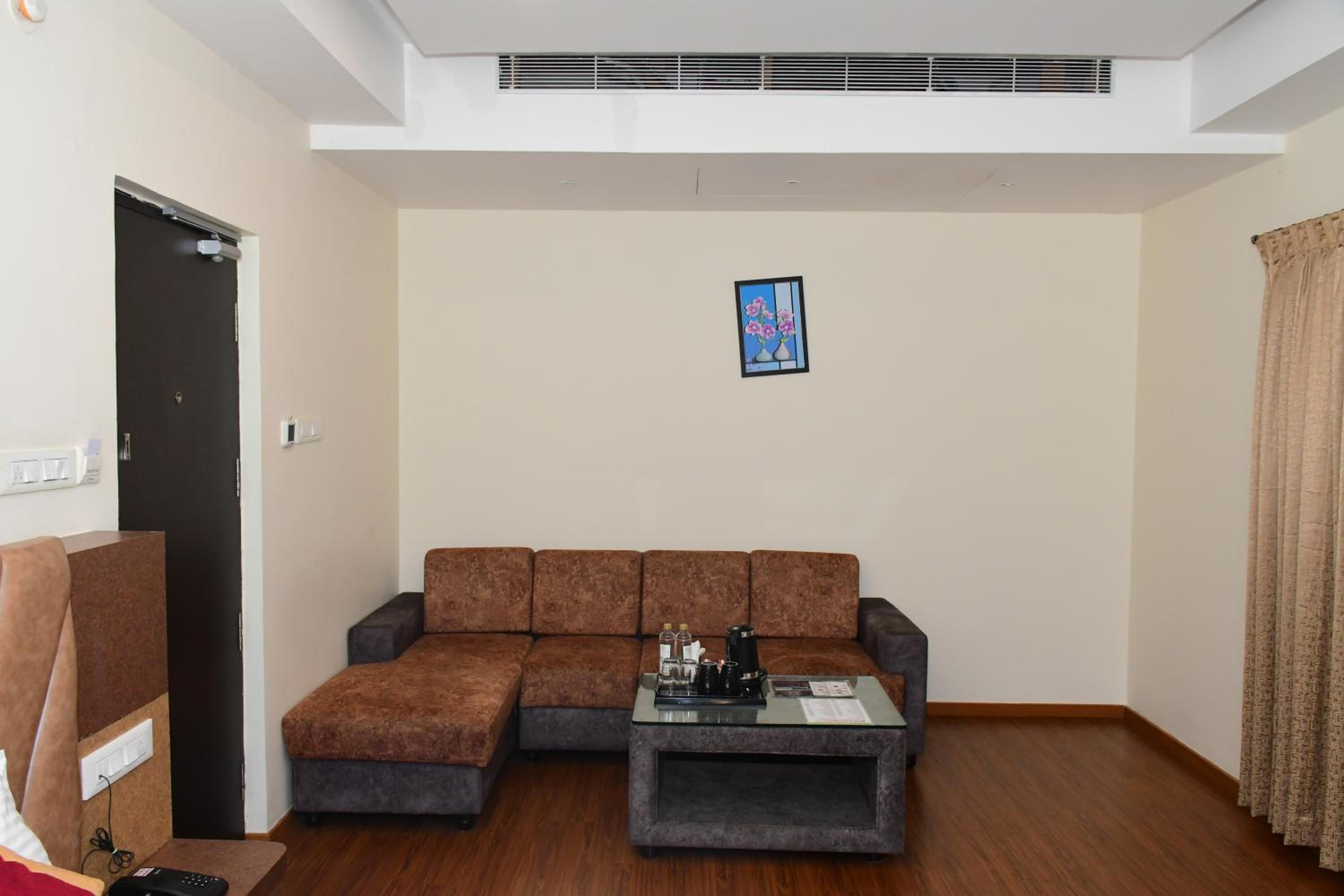 Suite - Photo 17