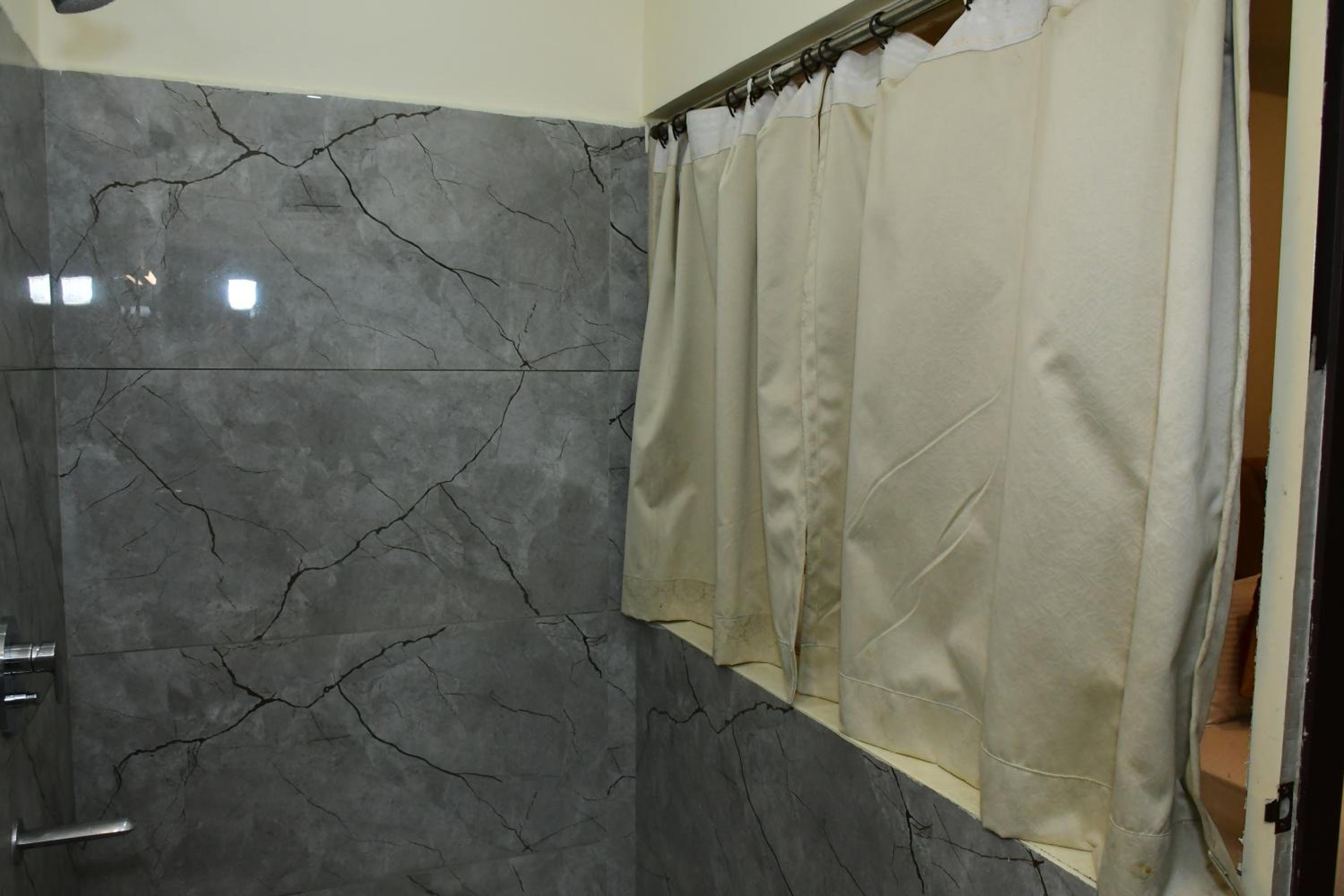 Suite - Photo 11