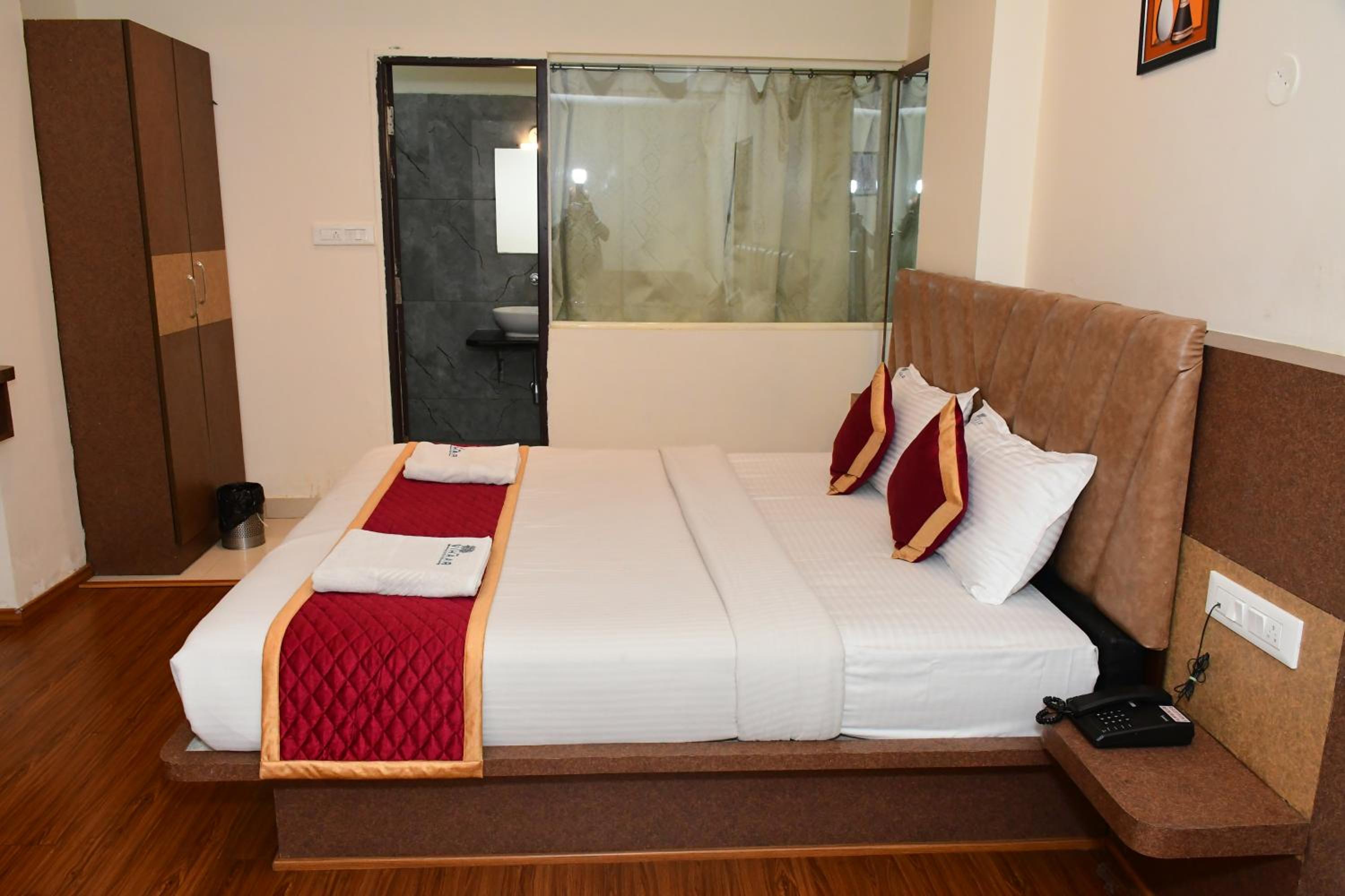 Suite - Photo 13