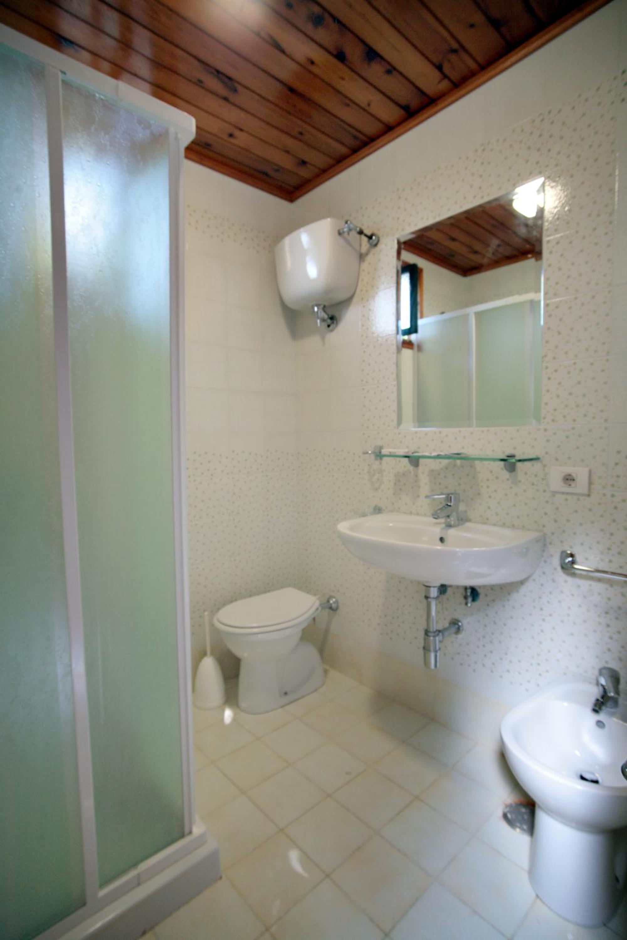 One-Bedroom Bungalow with Kitchenette (4 Adults) photo 3