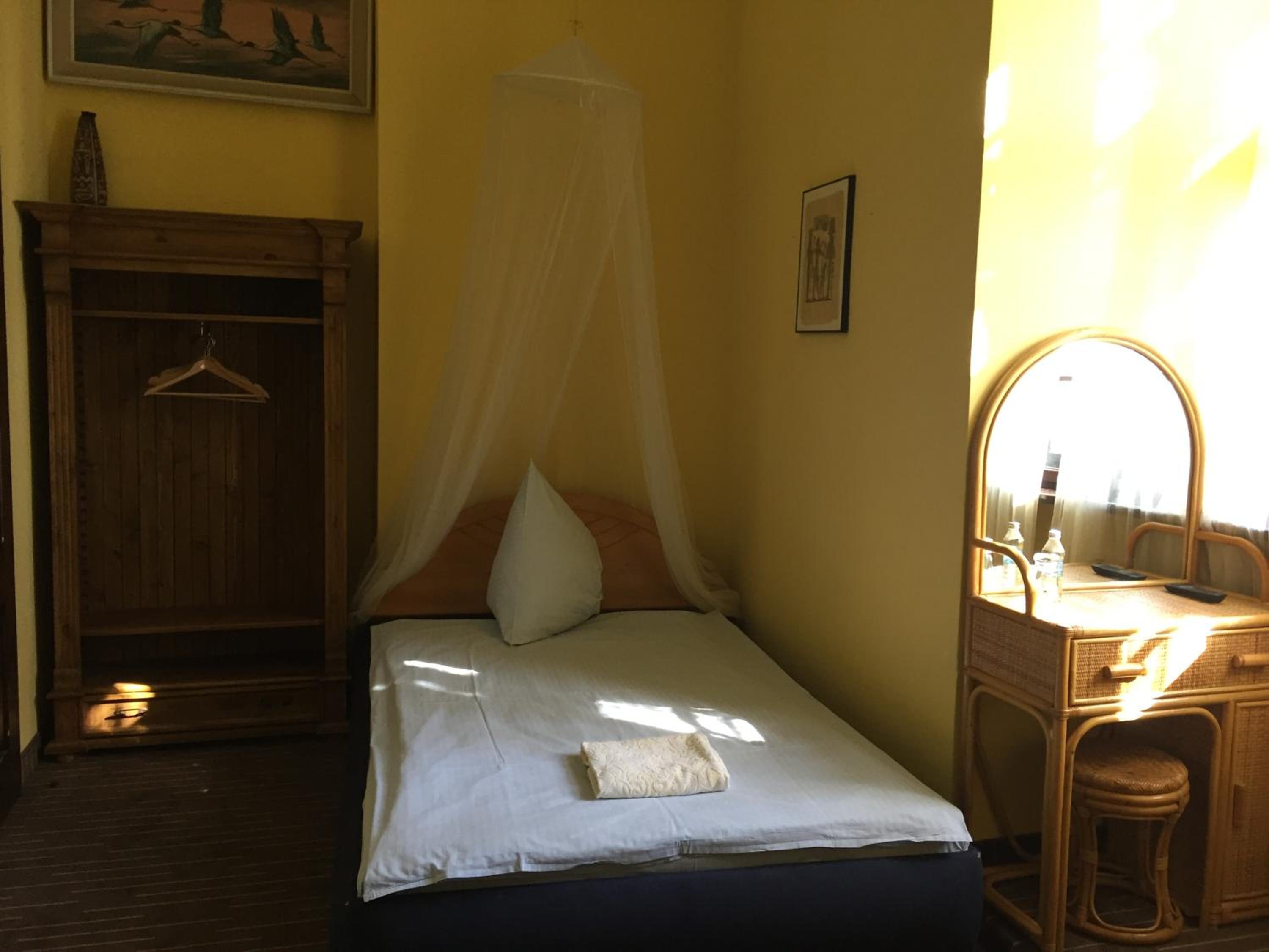 Economy Twin Room - Photo 6