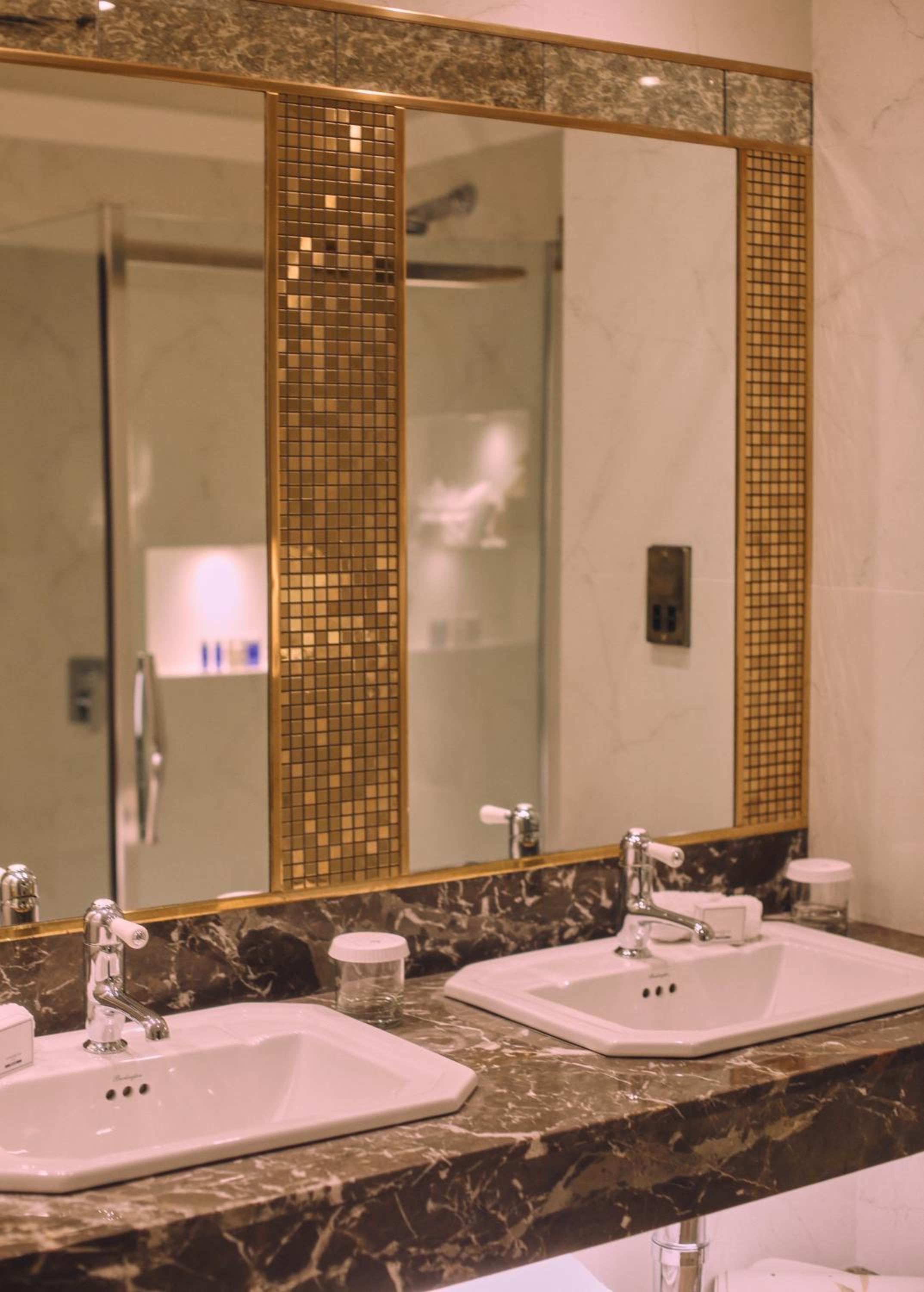 Superior Double Room thumbnail 5