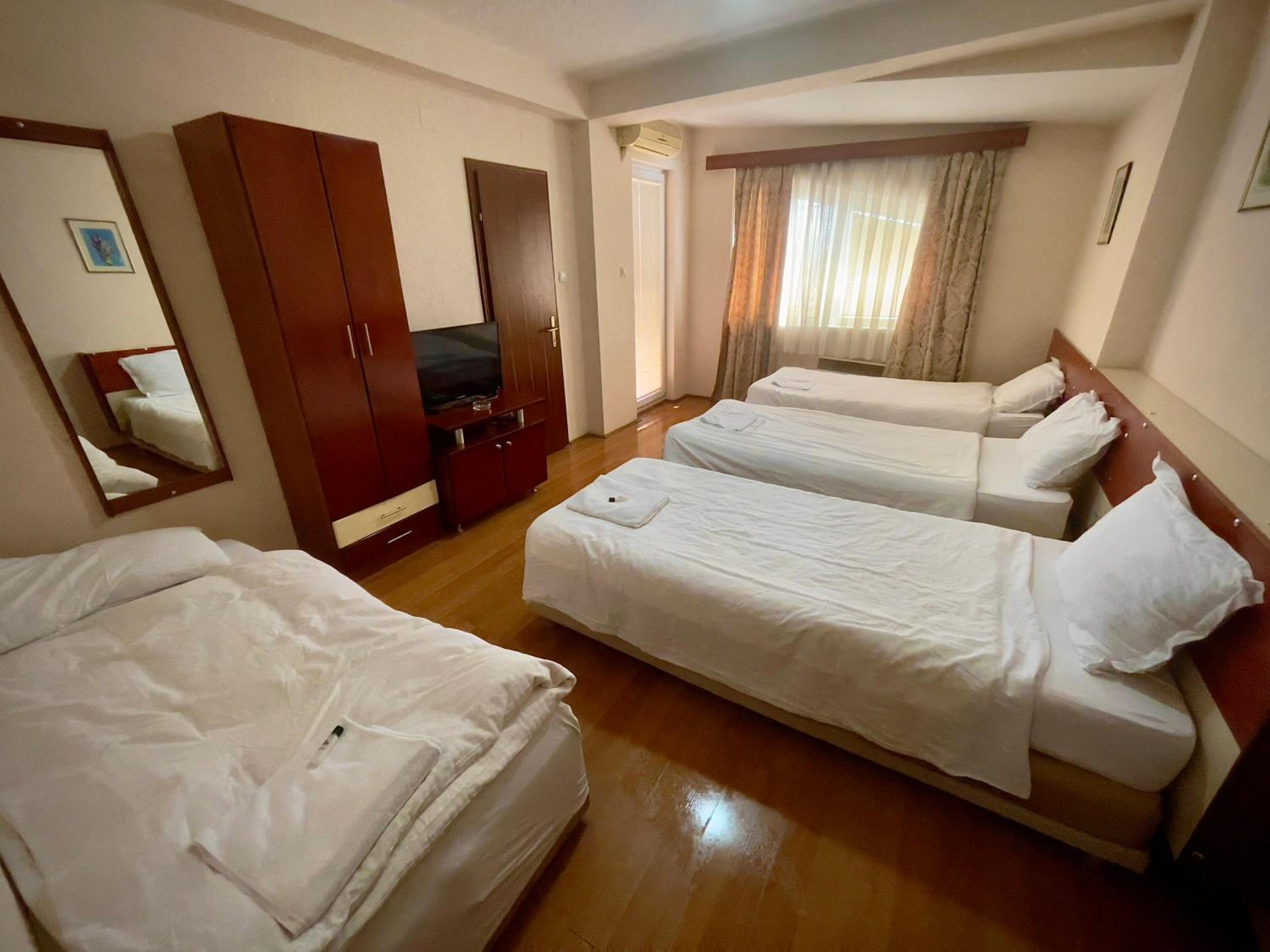 Quadruple Room - Photo 5